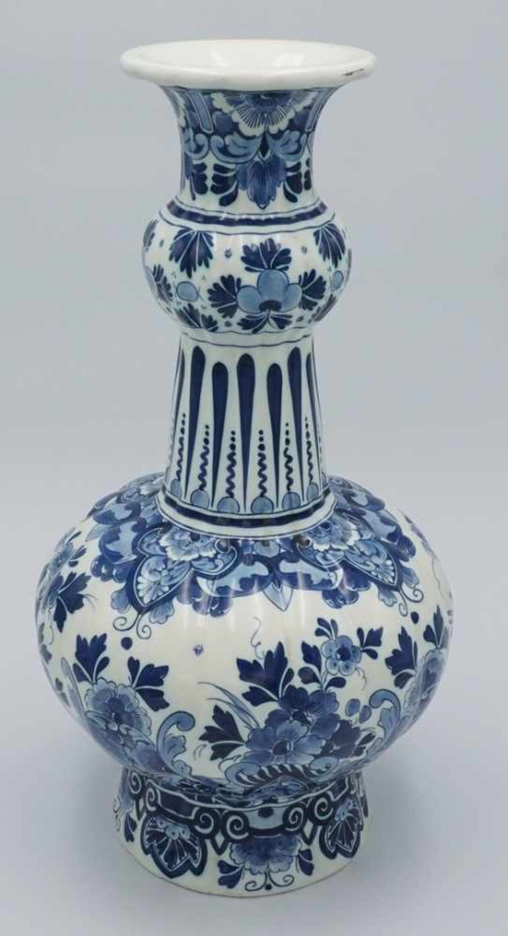 Delft Blau-Weiss Vase20. Jh., umlaufendes, kobaltblaues, florales Dekor, im Boden gemarkt und - Bild 2 aus 3