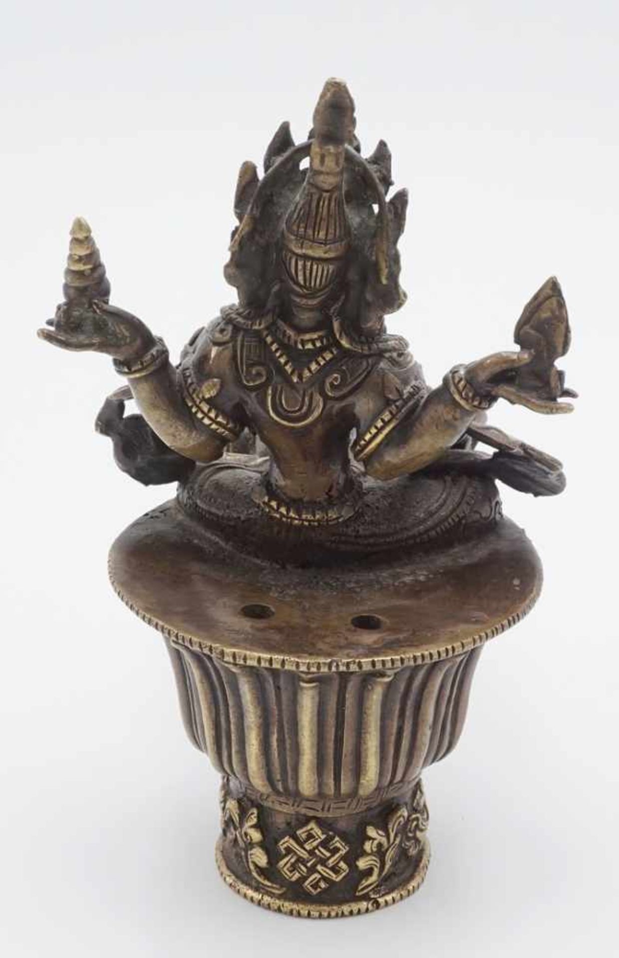 Butterlampe mit Bodhisattva Tara, Tibet, 20. Jh.Bronze, im Lotussitz wird Tara vierarmig mit ihren - Bild 2 aus 3