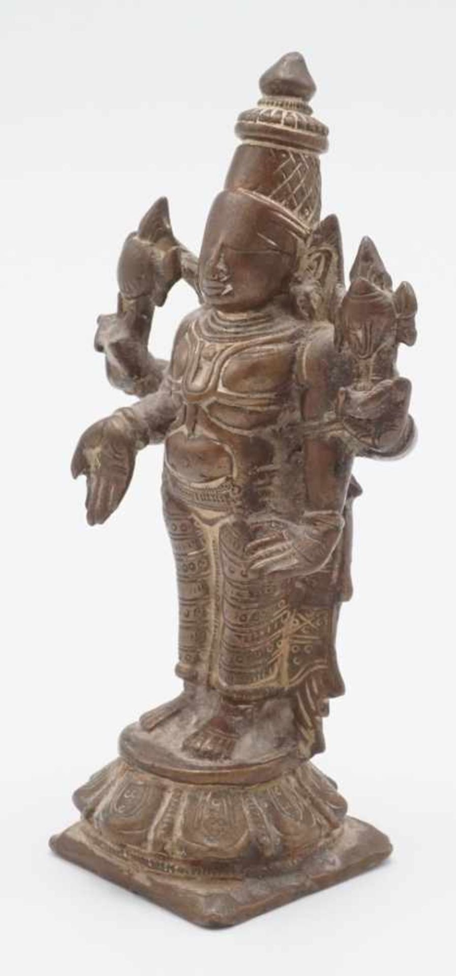 Bronze Vishnu, Indien, 18. Jh.Kupferbronze, auf gestuftem Sockel stehender vierarmiger Hindu-Gott, - Bild 2 aus 4