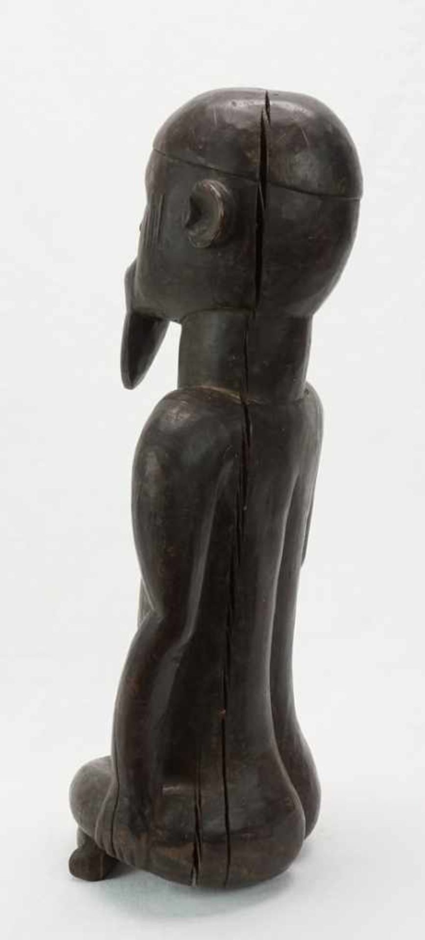 Figur der Teke, Gabun, DR Kongo, 20. Jh.Hartholz, sitzende Figur mit Kinnbart und Ritzdekor auf - Image 5 of 5
