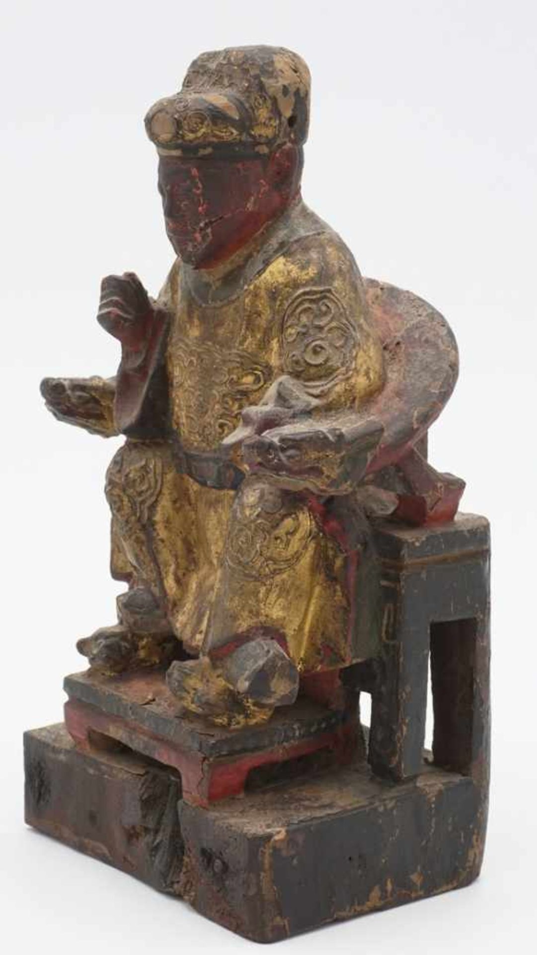 Sitzender Beamter, China, 19. Jh.Holz, geschnitzt, polychrom und gold gefasst, altersgemäß guter - Bild 2 aus 5