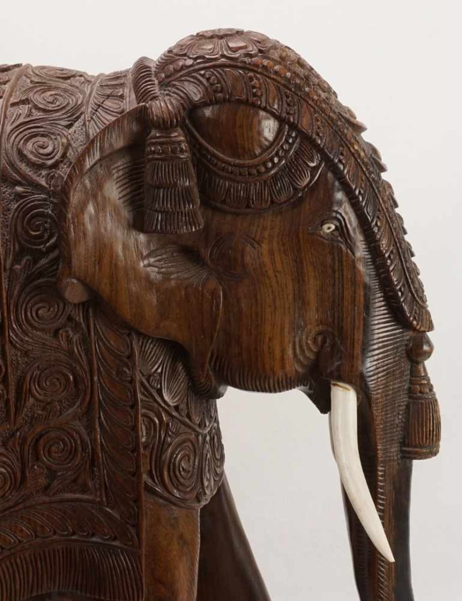 Großer Elefant, Indien, 20. Jh.Palisander, prächtig ausgeschmückter Elefant mit Stoßzähnen aus Bein, - Bild 6 aus 6