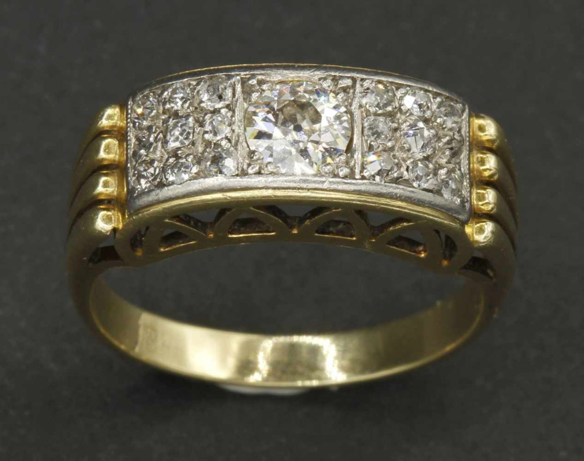 Opulenter Brillant-Ring585/- Gelbgold, ein ca. 0,5 ct Brillant (TW/VSI), 10 ca. 0,02 ct