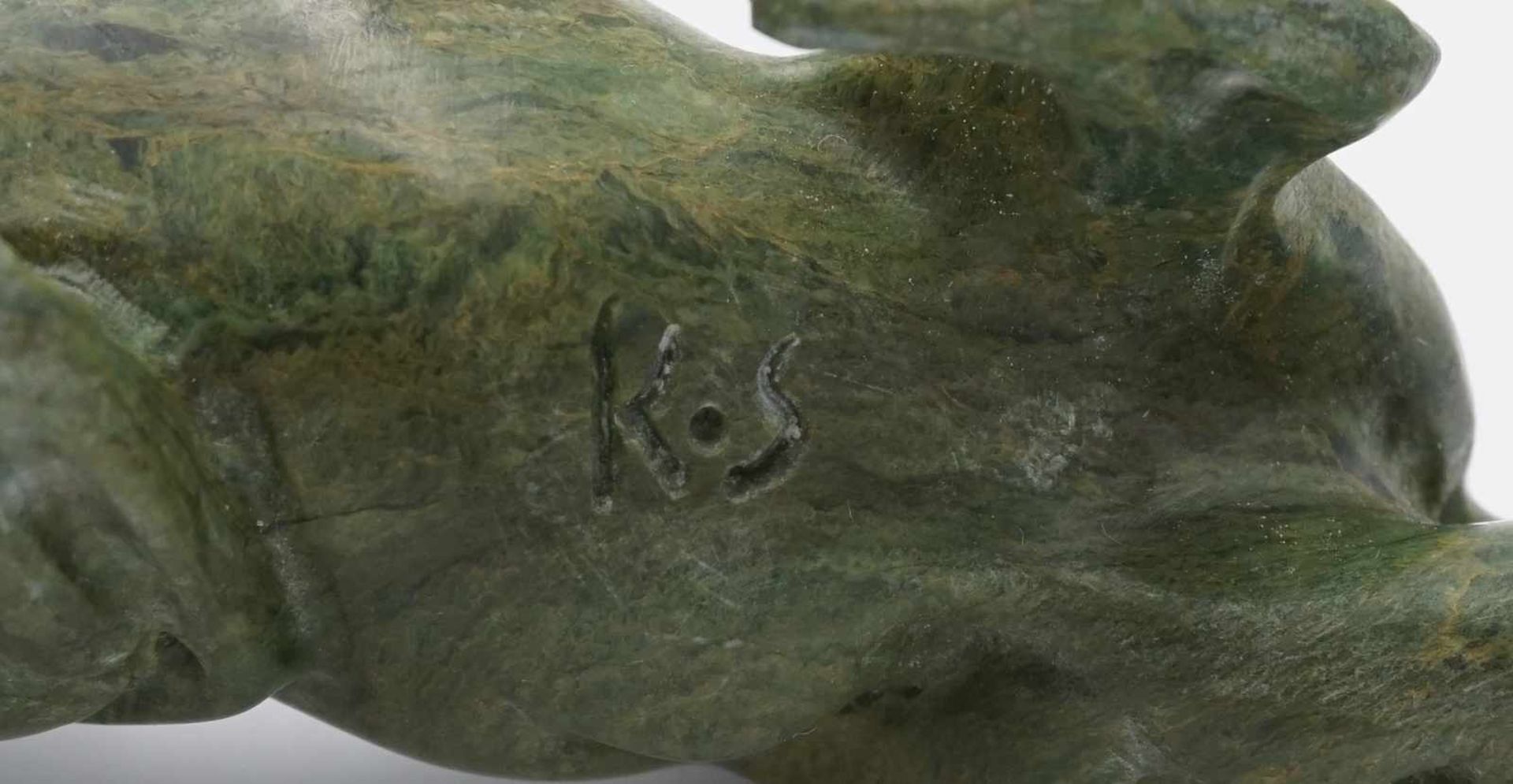 Löwin aus Greenstone, Südafrika, 2. Hälfte 20. Jh.grüner Nephrit, am Bauch monogrammiert "K.S", fein - Image 4 of 4