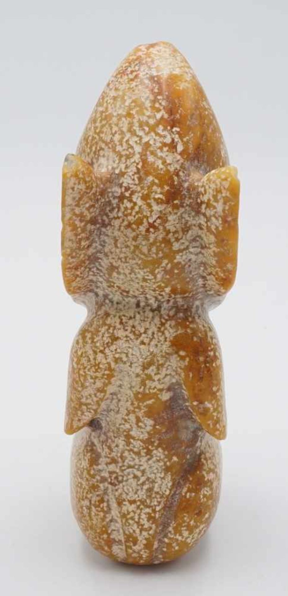 Fabeltier, China, wohl Hong Shan-Dynastie (3500 - 2200 v. Chr.)Jade, honigfarbener Stein mit - Bild 4 aus 5