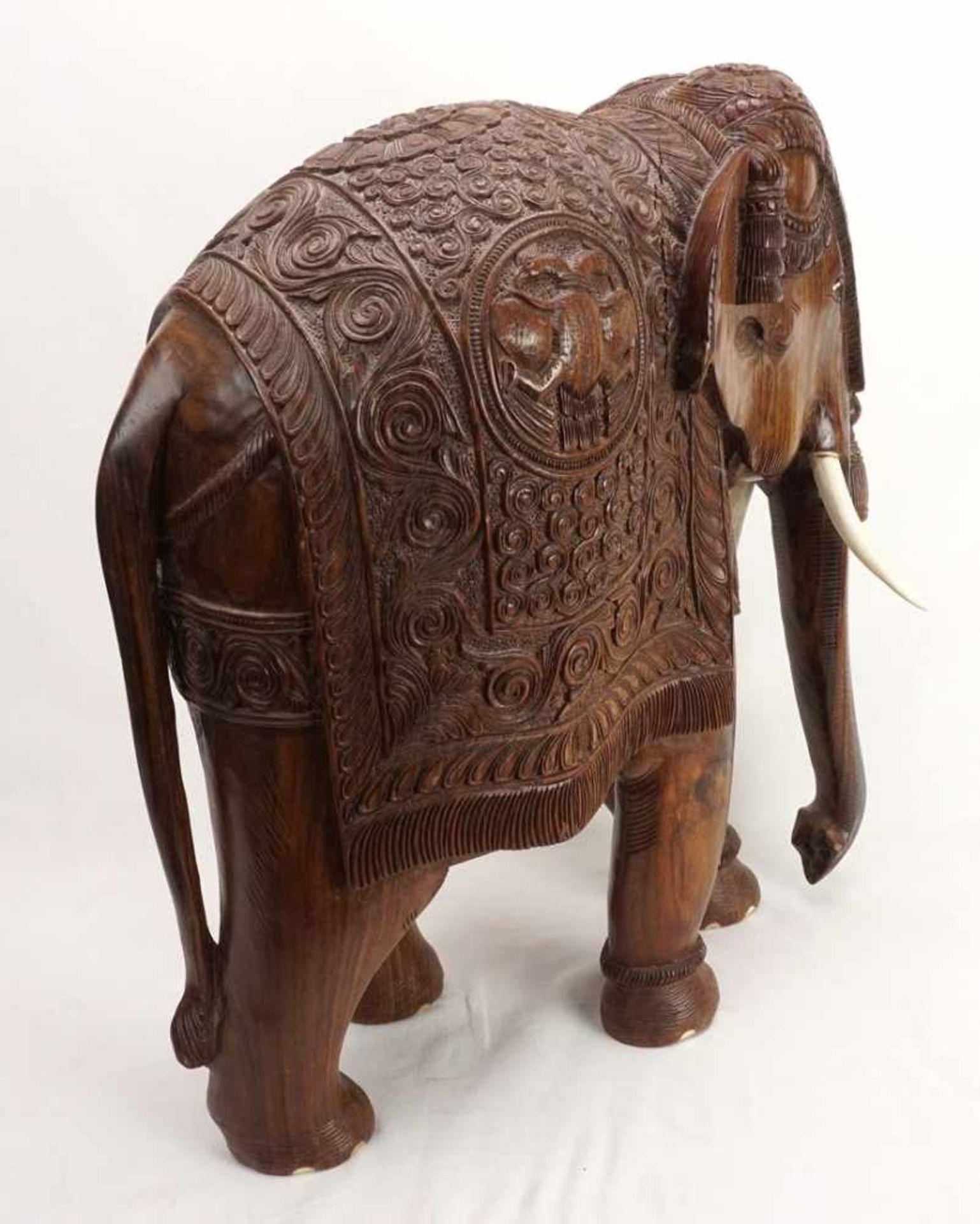 Großer Elefant, Indien, 20. Jh.Palisander, prächtig ausgeschmückter Elefant mit Stoßzähnen aus Bein, - Bild 5 aus 6