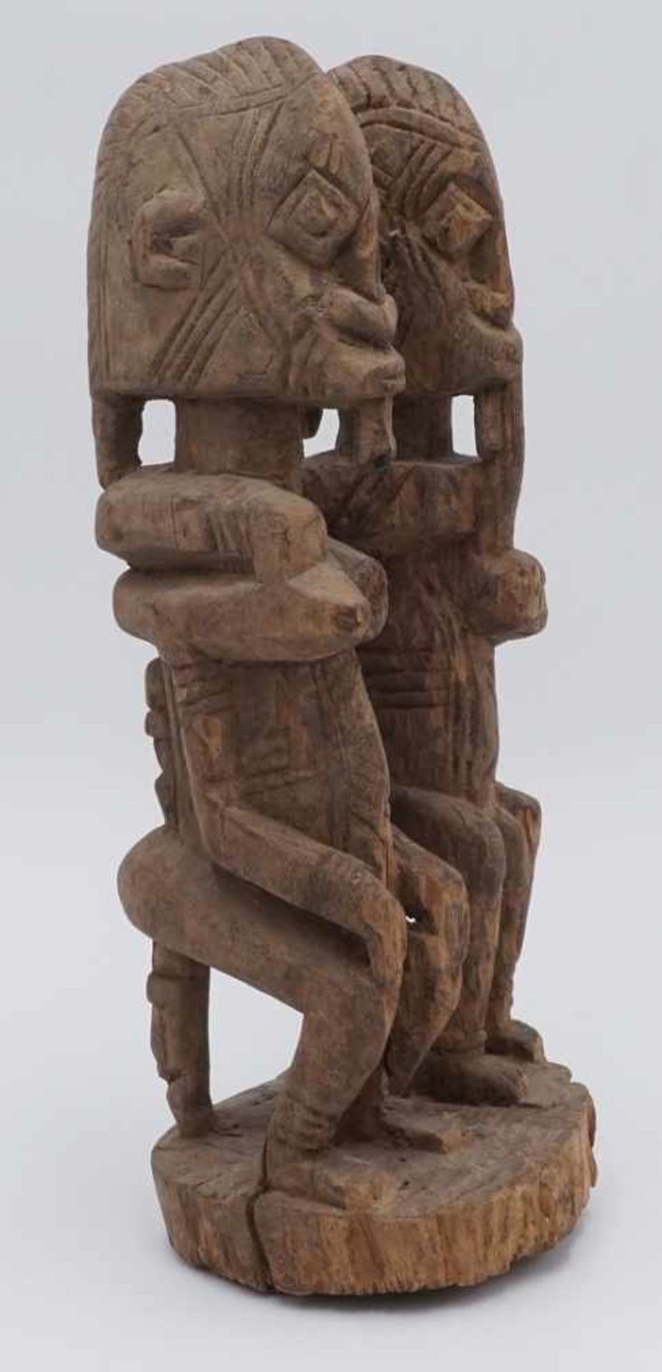 Paar-Ahnenfiguren der Dogon, Mali, 1. Hälfte 20. Jh.Hartholz, Mann und Frau auf Hocker sitzend, - Image 2 of 5
