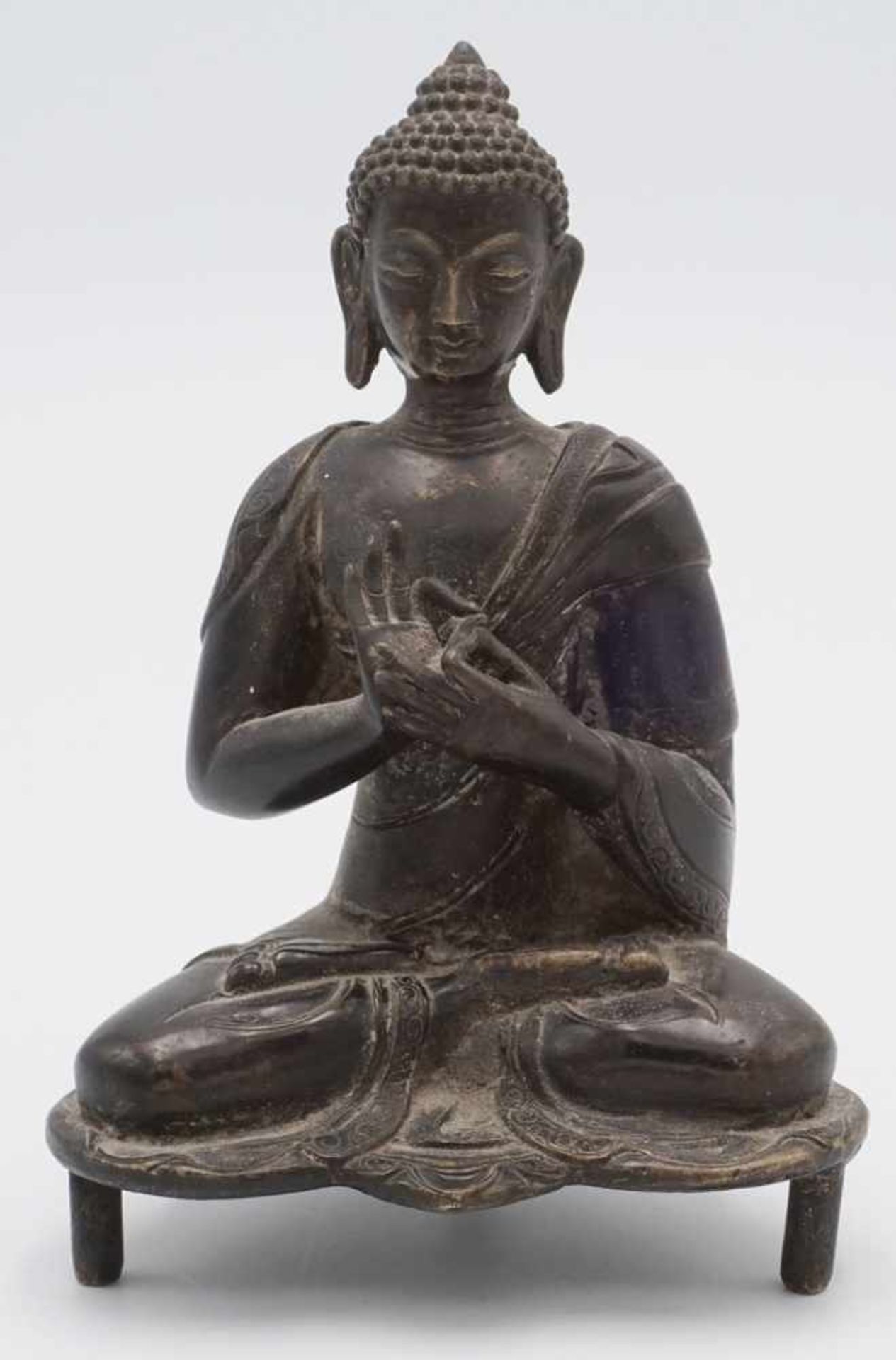 Buddha, Burma, 19. Jh.Bronze, Figur im Lotussitz auf dreifüßigen, flachen Sockel, Dharmachakra
