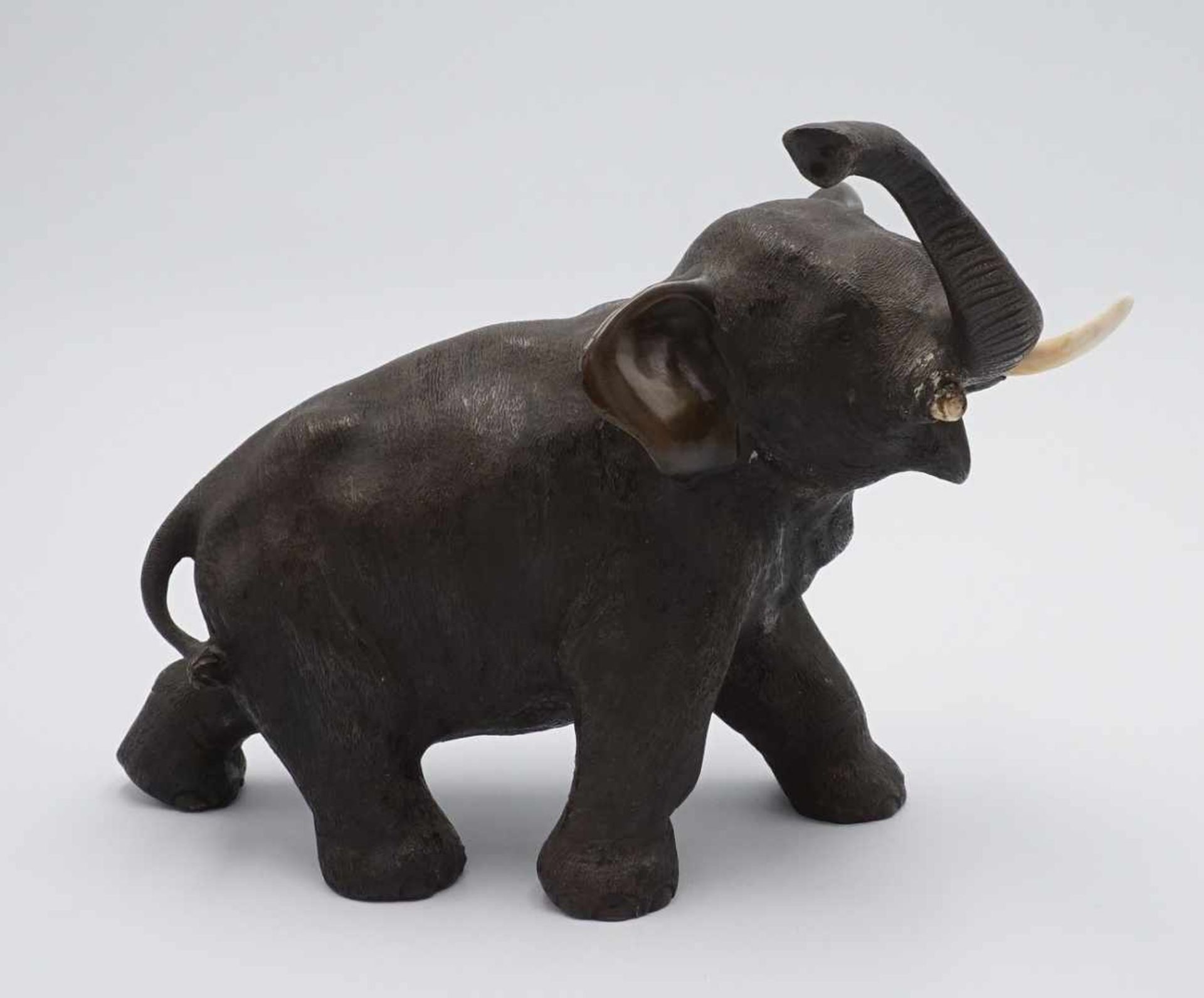 Elefant, Japan, Meiji-Periode, um 1900Bronze, Elefant mit erhobenem Rüssel, sehr detaillierte