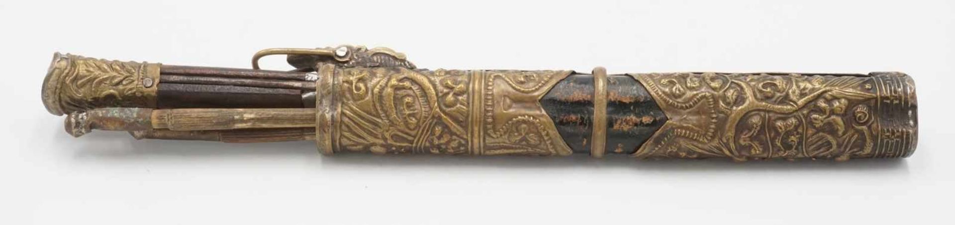 Essbesteck, Tibet, 1. Hälfte 20. Jh.Messer und zwei Stäbchen im metallbeschlagenem Etui, altersgemäß - Bild 2 aus 3