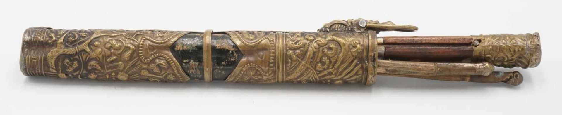 Essbesteck, Tibet, 1. Hälfte 20. Jh.Messer und zwei Stäbchen im metallbeschlagenem Etui, altersgemäß - Bild 3 aus 3