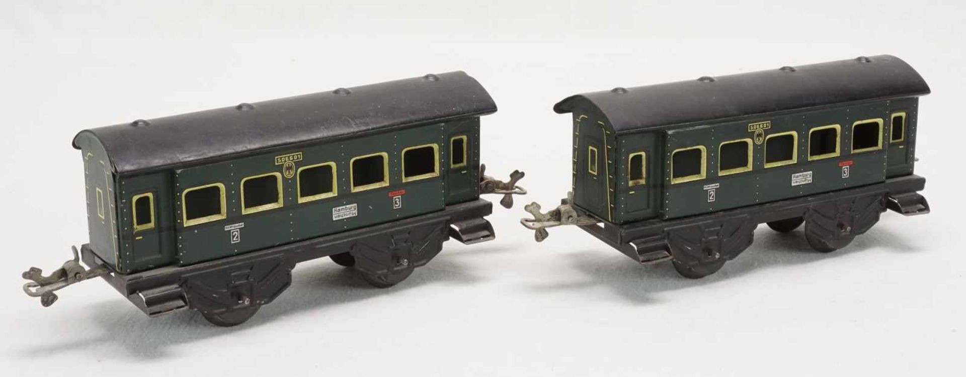 Eisenbahnanlage mit Lok und Wagen, Spur 0, um 1930Blech lithografiert, elektrische Schlepptenderlok, - Image 5 of 8