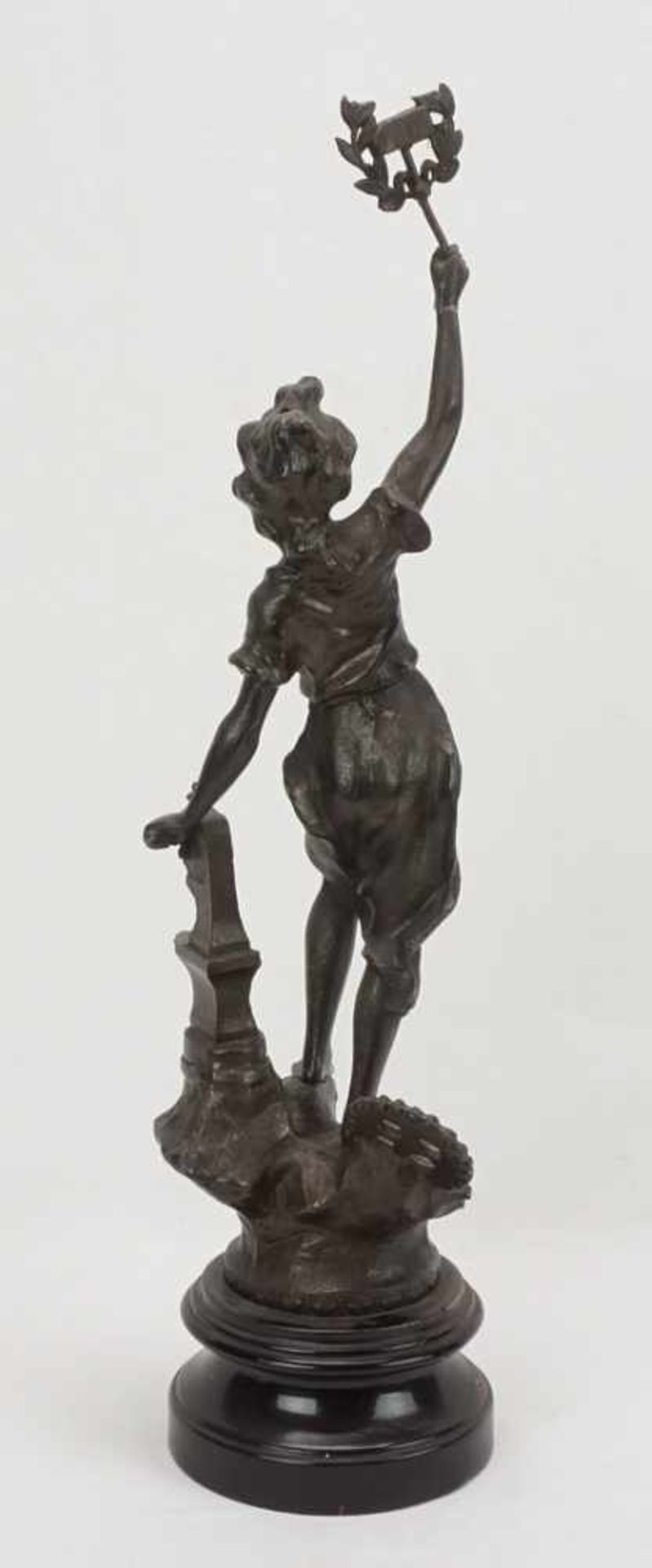 Zwei allegorische Figuren, für Handwerk und Wirtschaft & Handel1) Frauenfigur mit Amboss, Rad und - Image 3 of 5