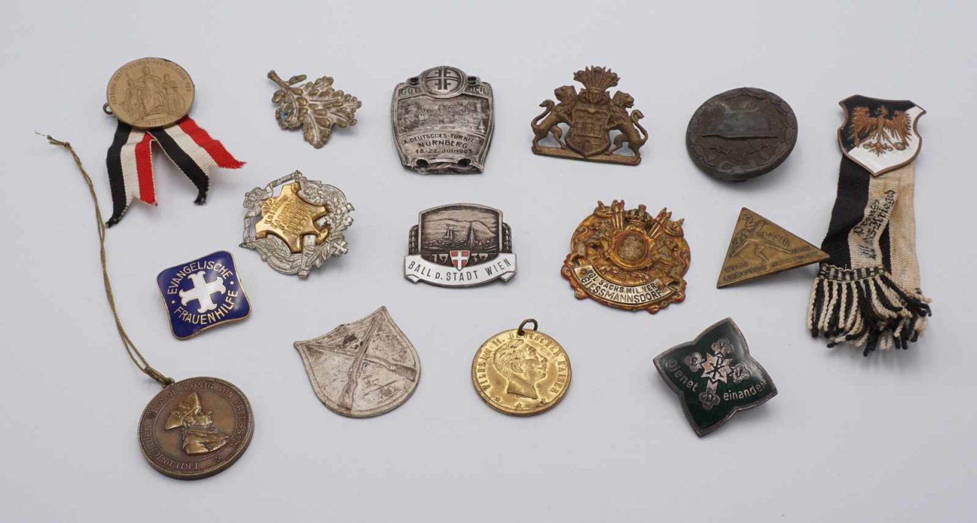 15 Abzeichen, Medaillen und Fahnennägelz. B. Anstecker "Ball der Stadt Wien" 1939, emailliert,