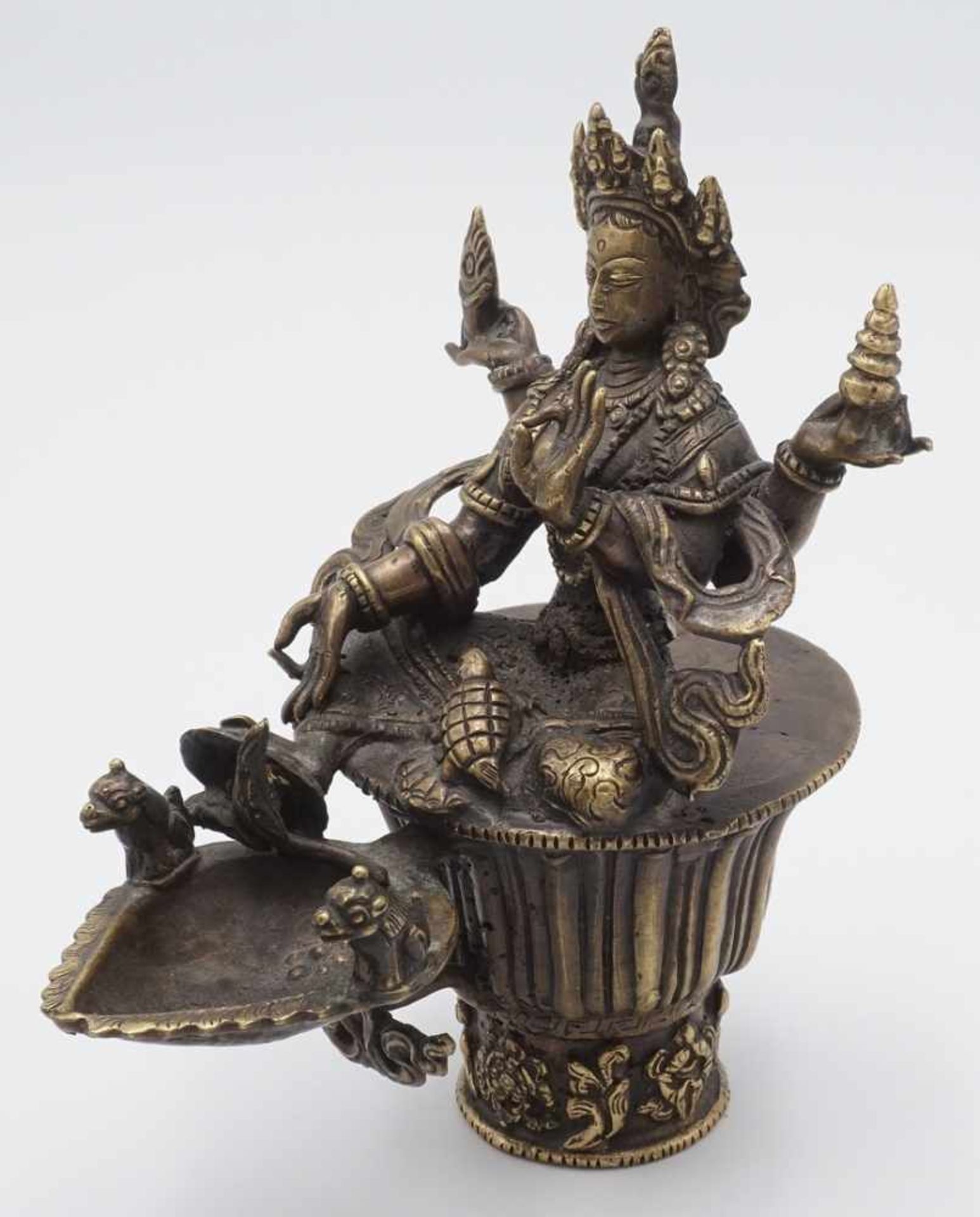 Butterlampe mit Bodhisattva Tara, Tibet, 20. Jh.Bronze, im Lotussitz wird Tara vierarmig mit ihren