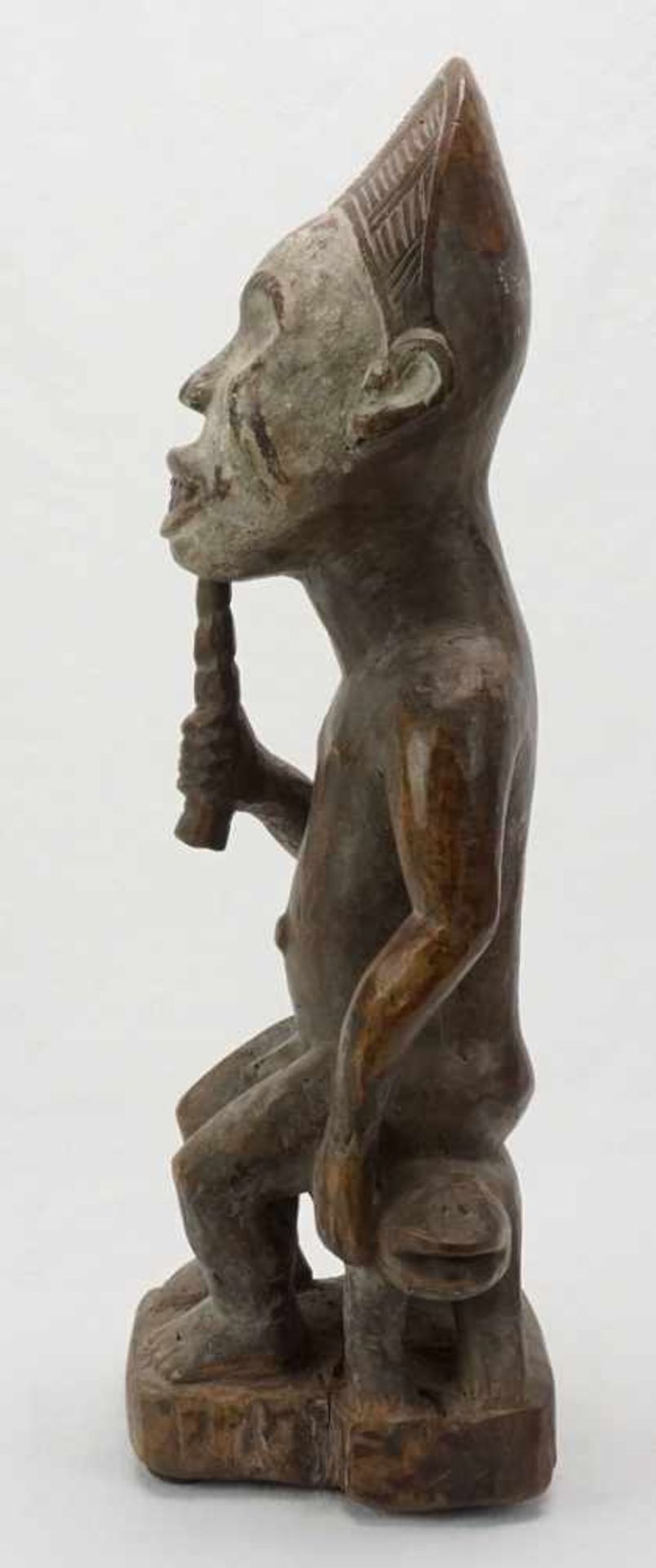 Vili Würdenträger, Gabun, DR Kongo, 20. Jh.Holz, König auf Thron sitzend, in der rechten Hand eine - Image 5 of 5