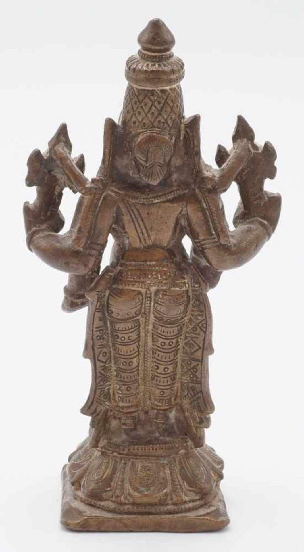 Bronze Vishnu, Indien, 18. Jh.Kupferbronze, auf gestuftem Sockel stehender vierarmiger Hindu-Gott, - Bild 3 aus 4