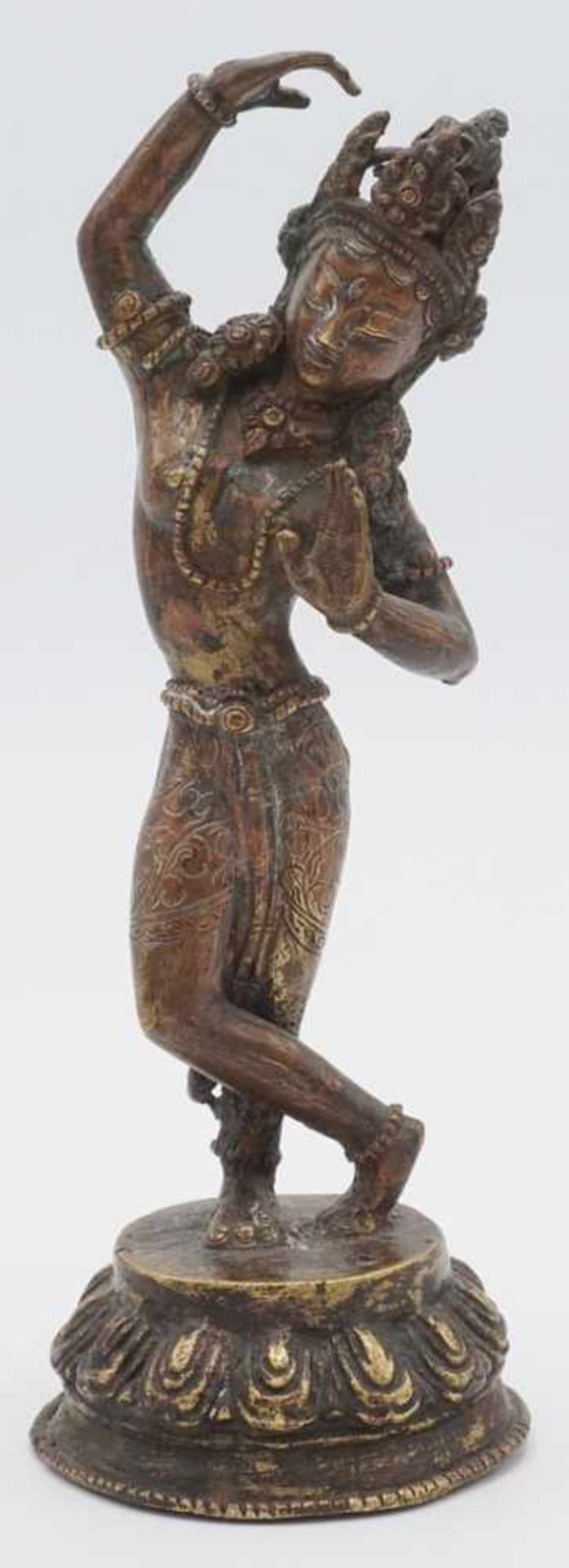 Bodhisattva Tara, Tibet, 19. Jh.Bronze, Figur barfuß stehend auf Lotossockel, im Tanz vertieft,