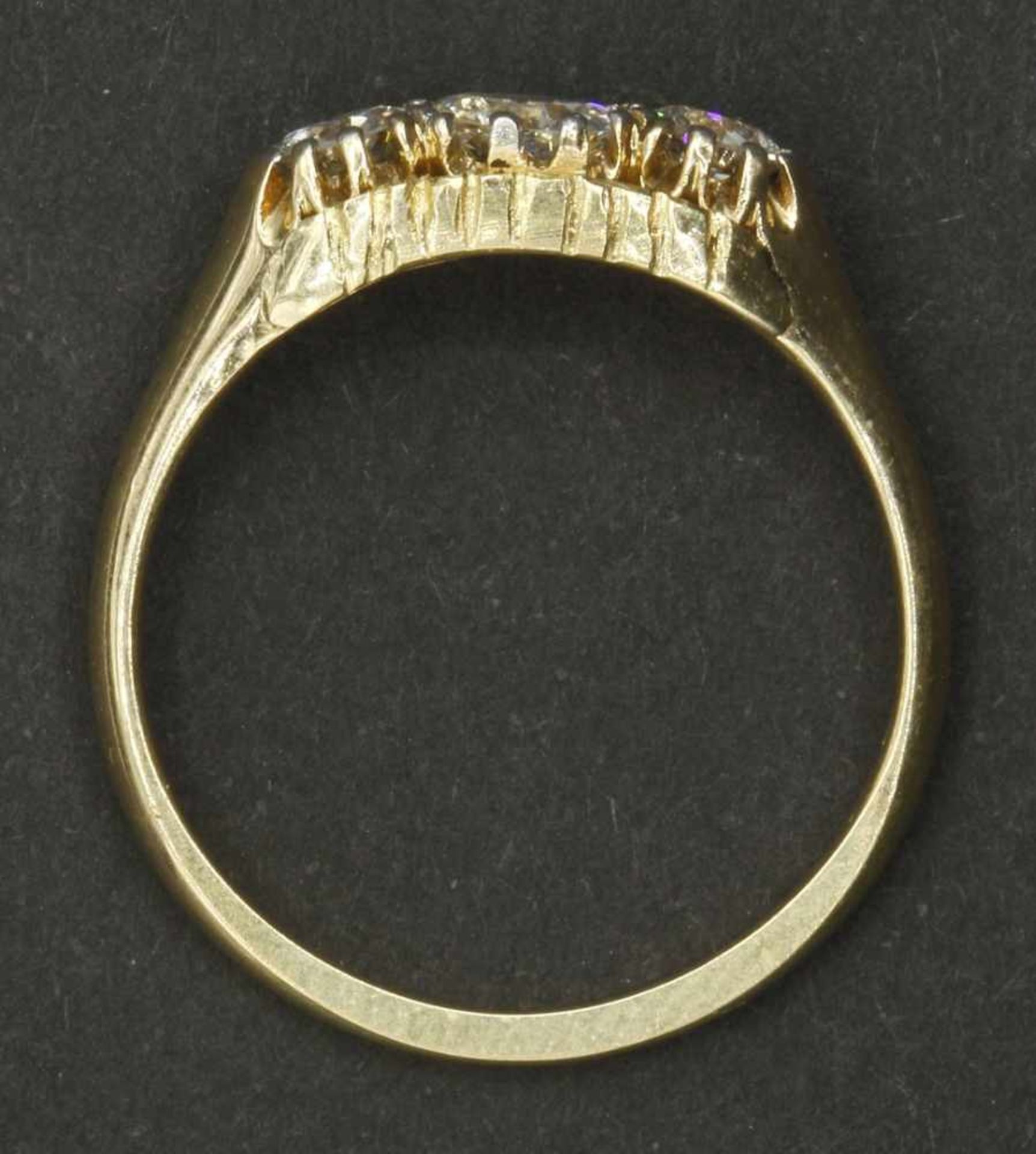 Brillant-Ring585/- Gelbgold, 0,5 ct Brillant (TW/SI) Krappenfassung, zwei 0,2 ct Brillanten (TW/VSI) - Bild 2 aus 2