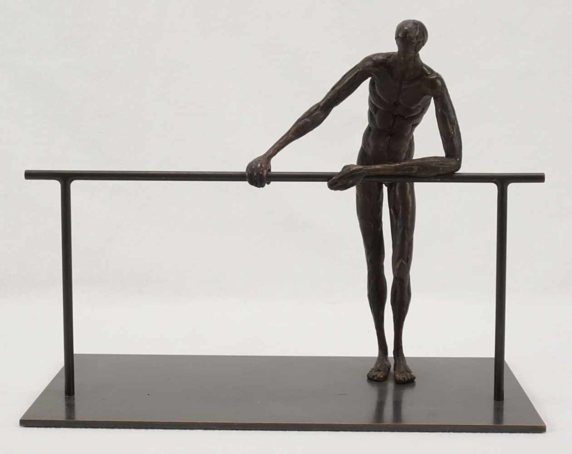 Roland Martin, "Mann am Geländer"deutscher Bildhauer (geb. 1927 Tuttlingen), Bronze, 1998, mittig - Image 2 of 4