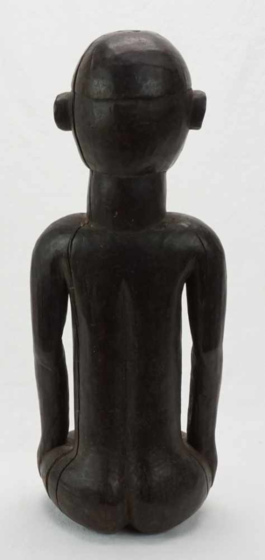 Figur der Teke, Gabun, DR Kongo, 20. Jh.Hartholz, sitzende Figur mit Kinnbart und Ritzdekor auf - Image 4 of 5