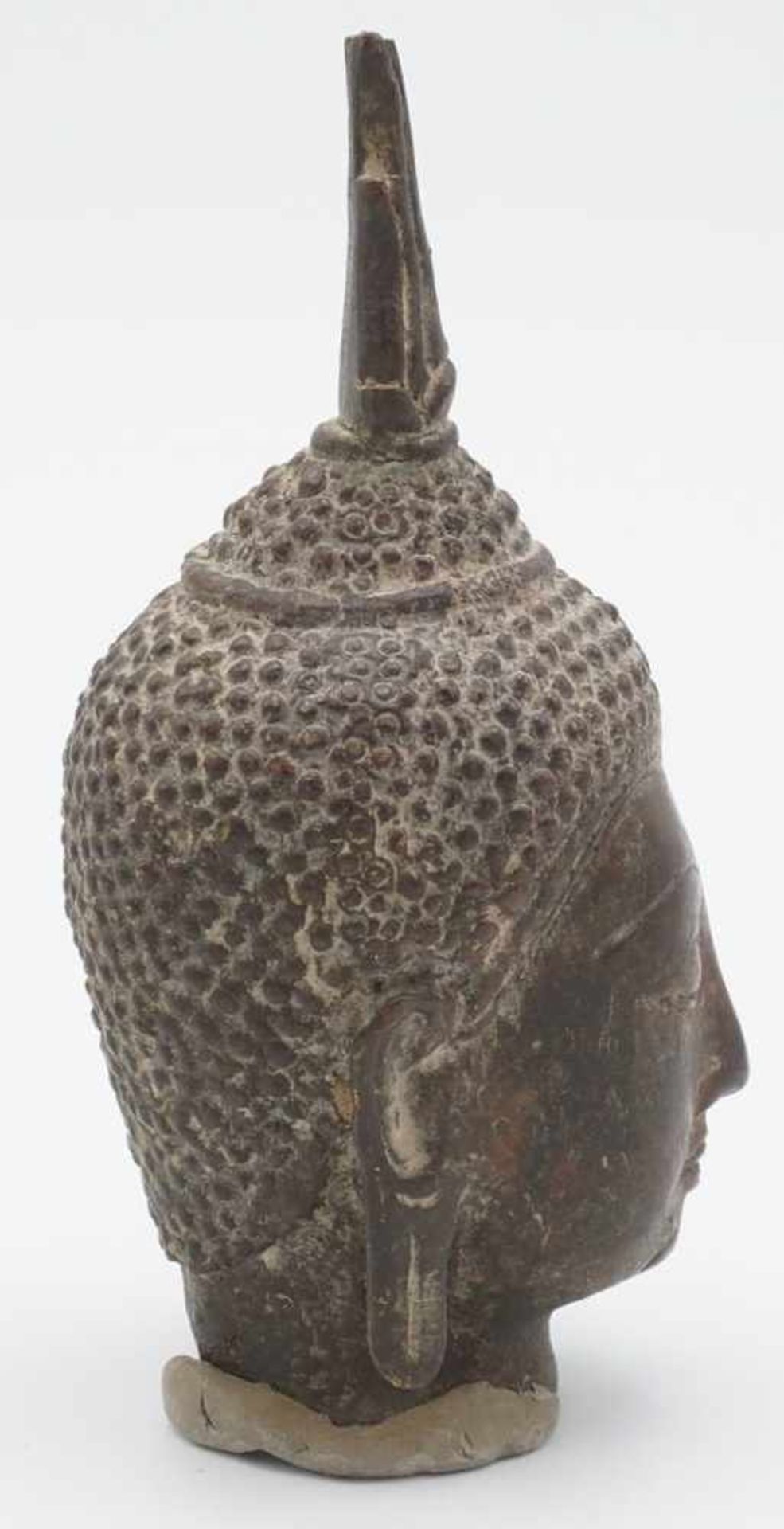 Sukhothai Buddhakopf, Thailand, wohl 15. Jh.Bronze, feiner Guss mit noch vorhandenen Tonkern der - Bild 4 aus 5