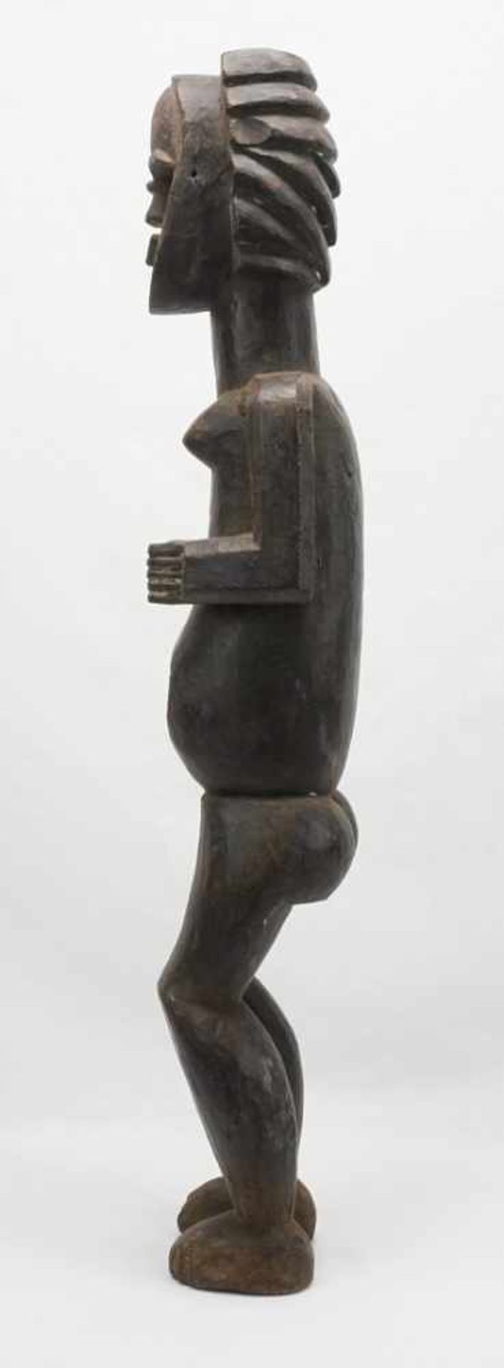 Tsogo (Mitsogho) Figur, Gabun, 20. Jh.Holz, stehende, weibliche Figur, angewinkelte Arme und - Image 5 of 5