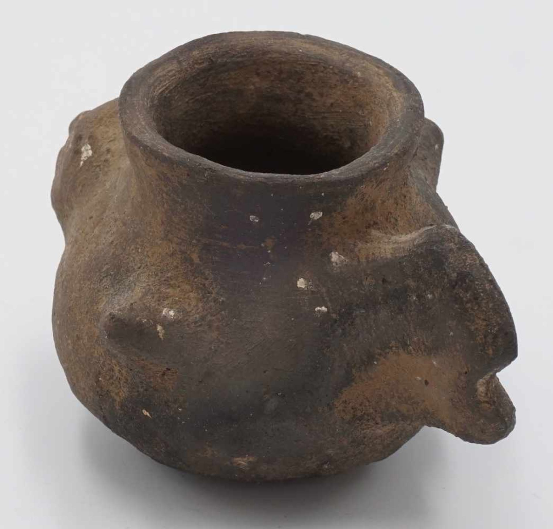 Keramik Kugelgefäß, präkolumbischTerrakotta, mit Maske auf der Vorderseite, hinten ein Schwanz an - Bild 2 aus 3