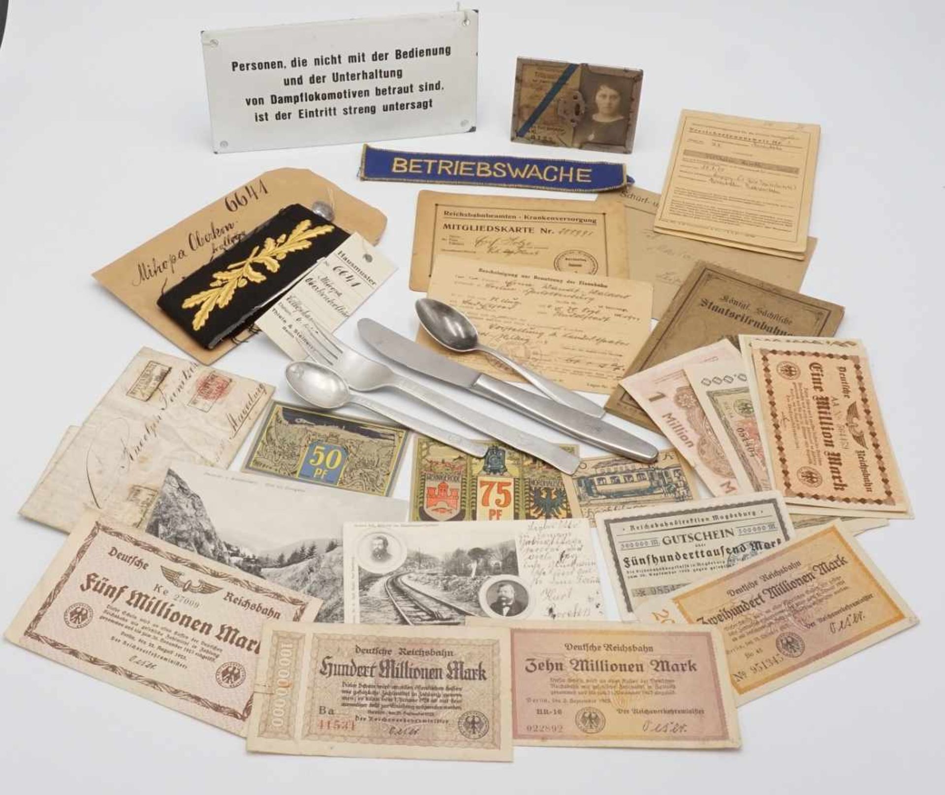 Eisenbahner-NachlassMonatskarte, 12 Geldscheine, diverse Dokumente, Aufnäher "Betriebswache",