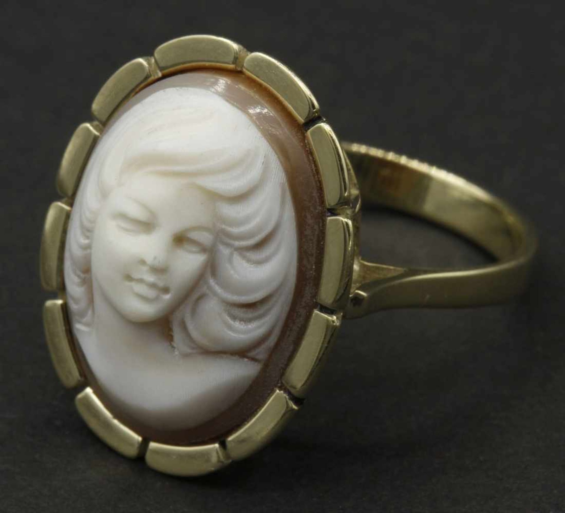 Gold-Ring mit Gemme585/- Gelbgold, Muschel-Gemme bzw. Kamee Zargenfassung, Portrait einer jungen