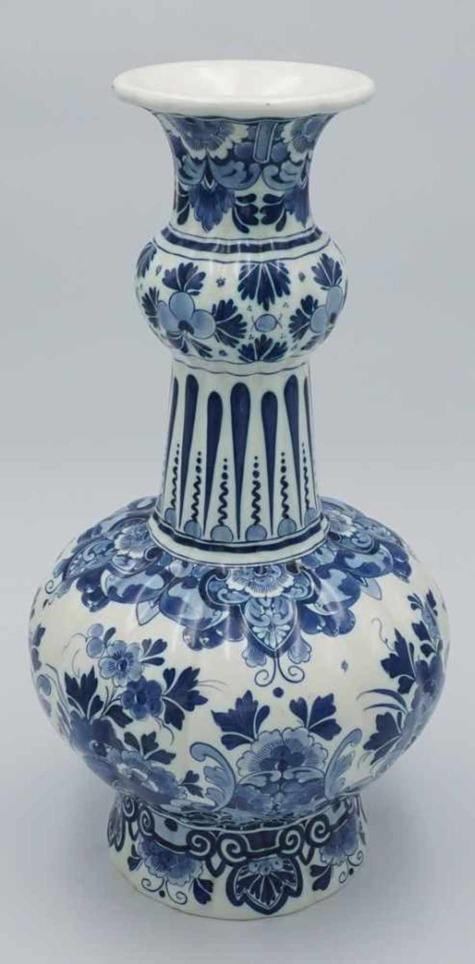 Delft Blau-Weiss Vase20. Jh., umlaufendes, kobaltblaues, florales Dekor, im Boden gemarkt und