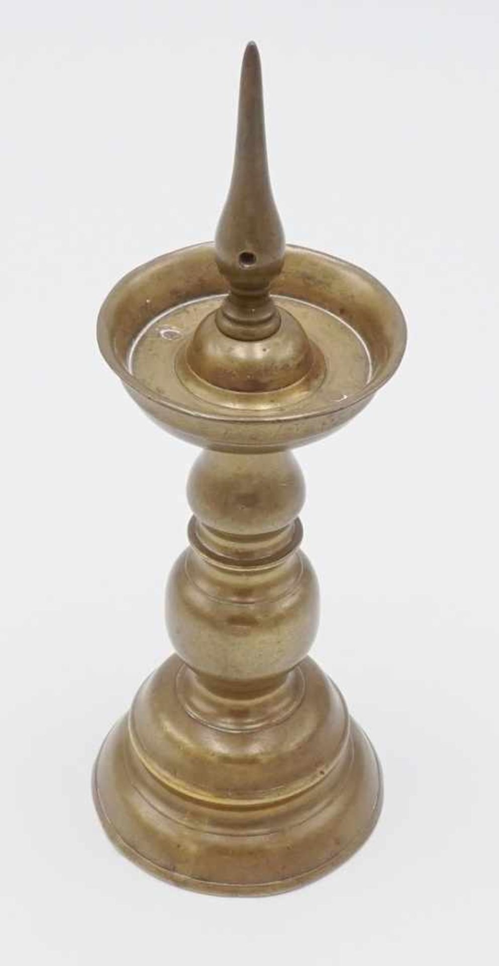 Scheibenleuchter, 17./18. Jh.Bronze, mehrfach profilierter Glockenfuß, Balusterschaft mit - Bild 2 aus 3