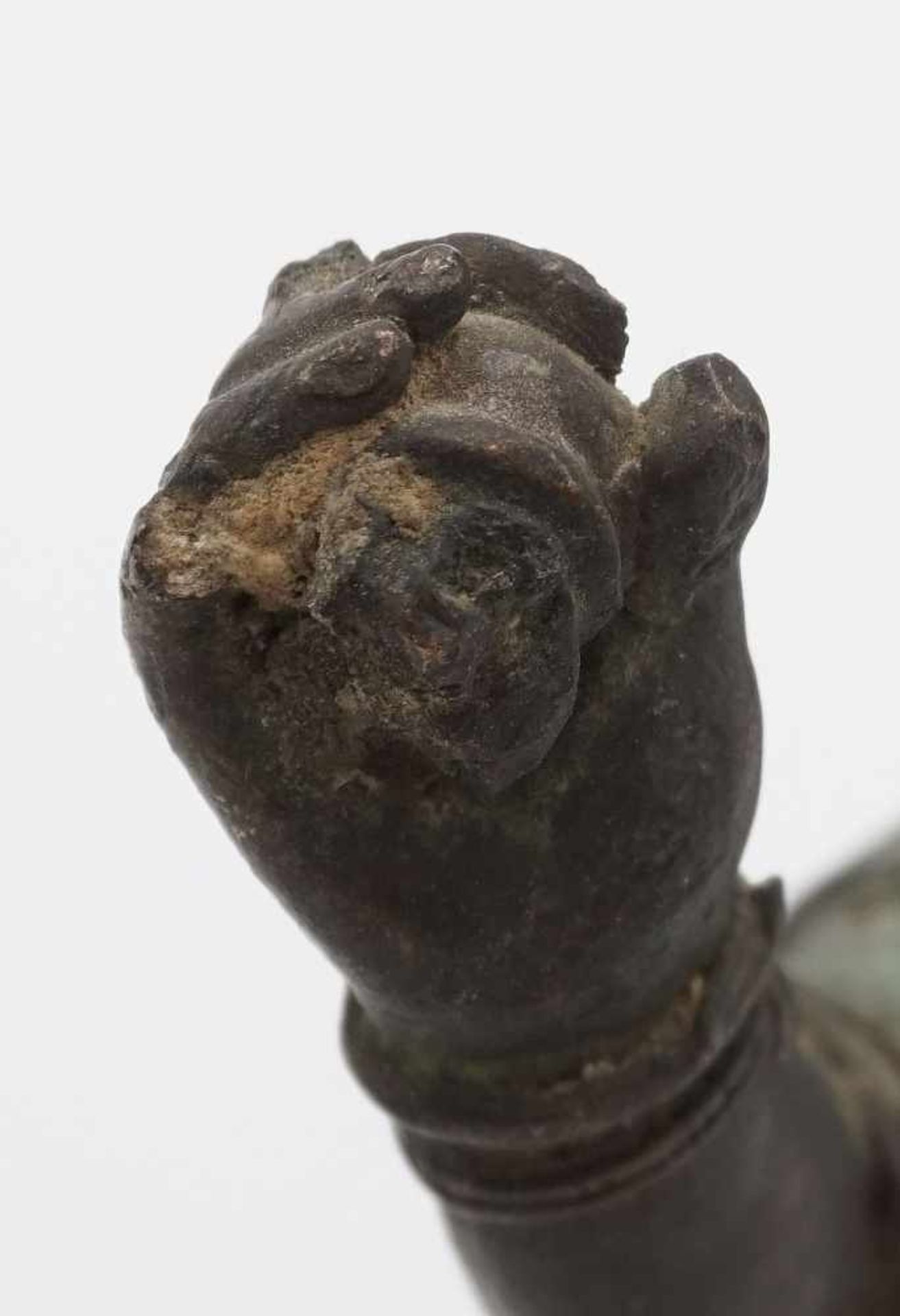 Mahakala, Tibet, 18./19.JhBronze, stehend auf zwei Dämonen, in der rechten Hand ein abgebrochenes - Bild 4 aus 5