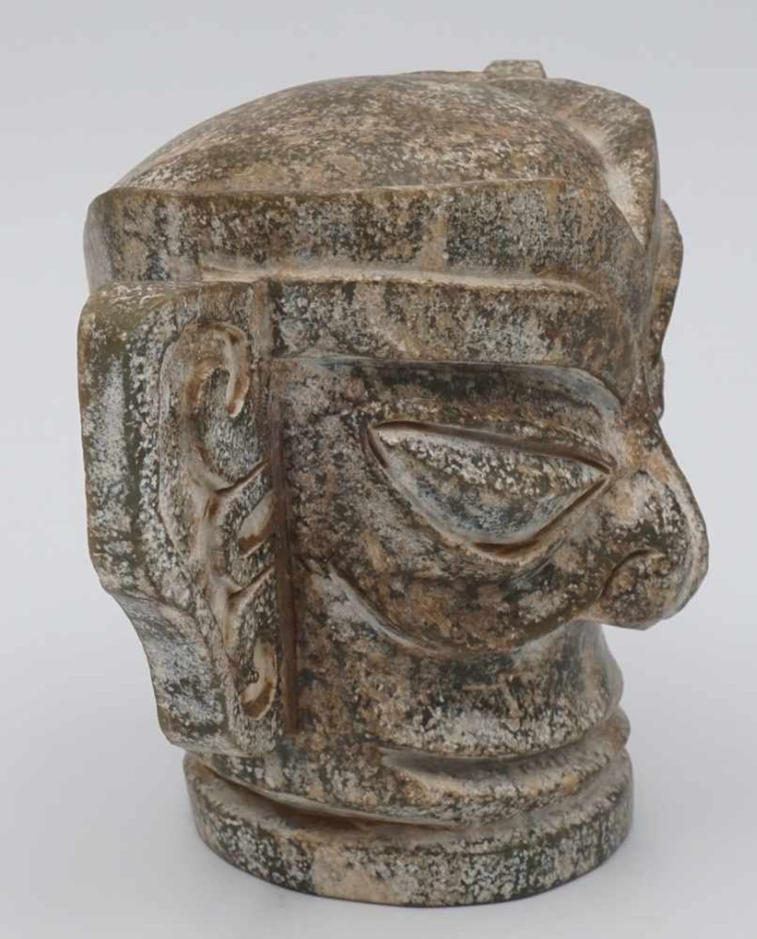 Kopf Stangenaufsatz, Chinawohl späte Shang-Periode (13. - 10. Jh. v. Chr.), grau-grüne Jade mit