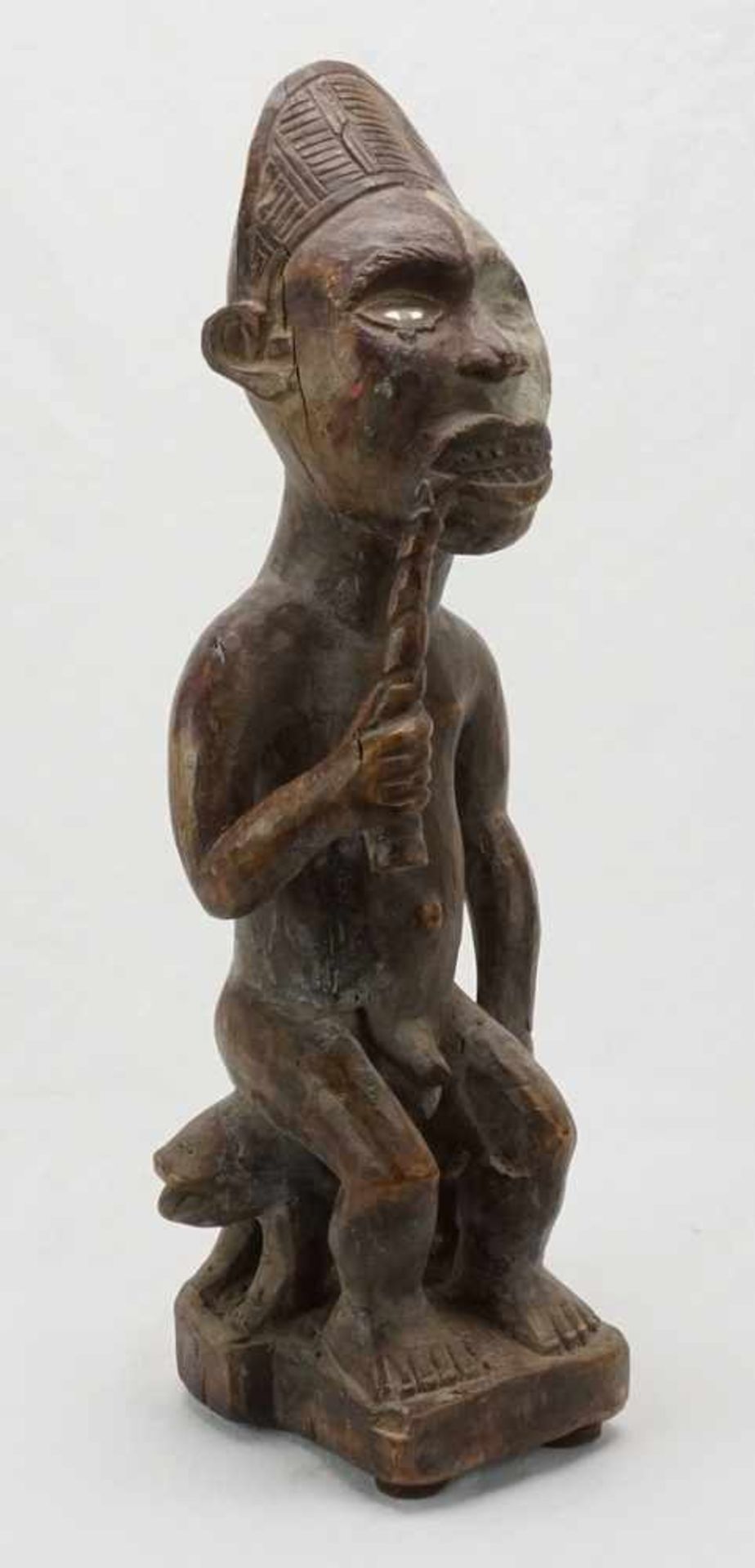 Vili Würdenträger, Gabun, DR Kongo, 20. Jh.Holz, König auf Thron sitzend, in der rechten Hand eine