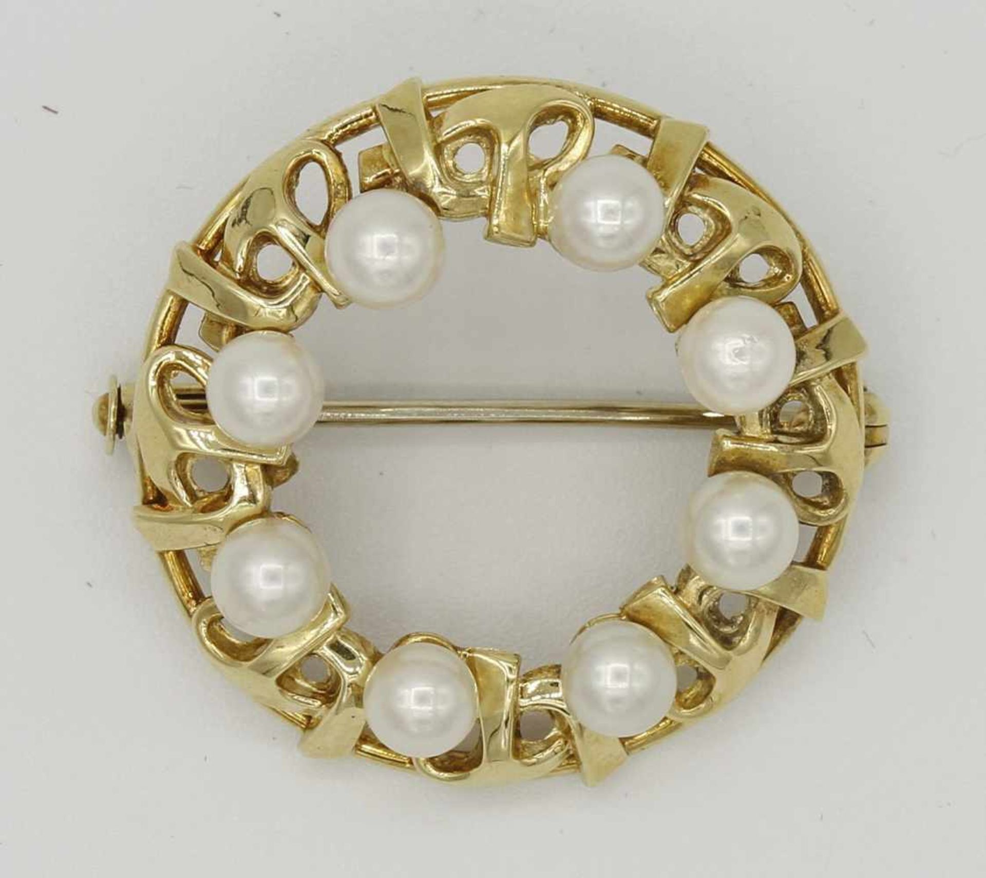 Runde Gold-Brosche mit Perlen585/- Gelbgold, acht aufgesetzte, runde Perle, modern, mit