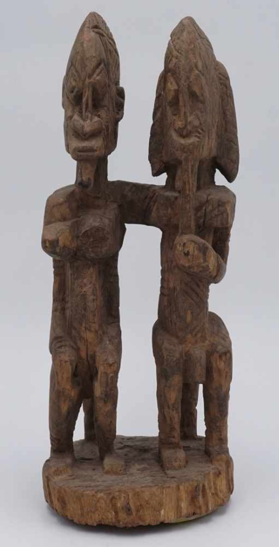 Paar-Ahnenfiguren der Dogon, Mali, 1. Hälfte 20. Jh.Hartholz, Mann und Frau auf Hocker sitzend,