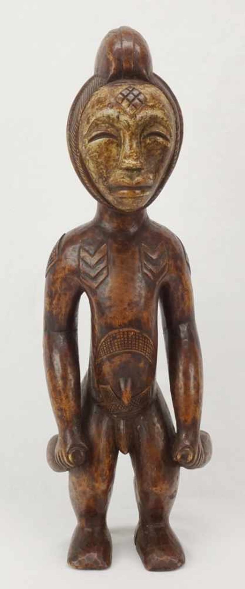 Stehende Ahnenfigur der Kwele, Gabun, DR Kongo, 20. Jh.alt patiniertes Holz, angewinkelte Arme und - Image 2 of 4