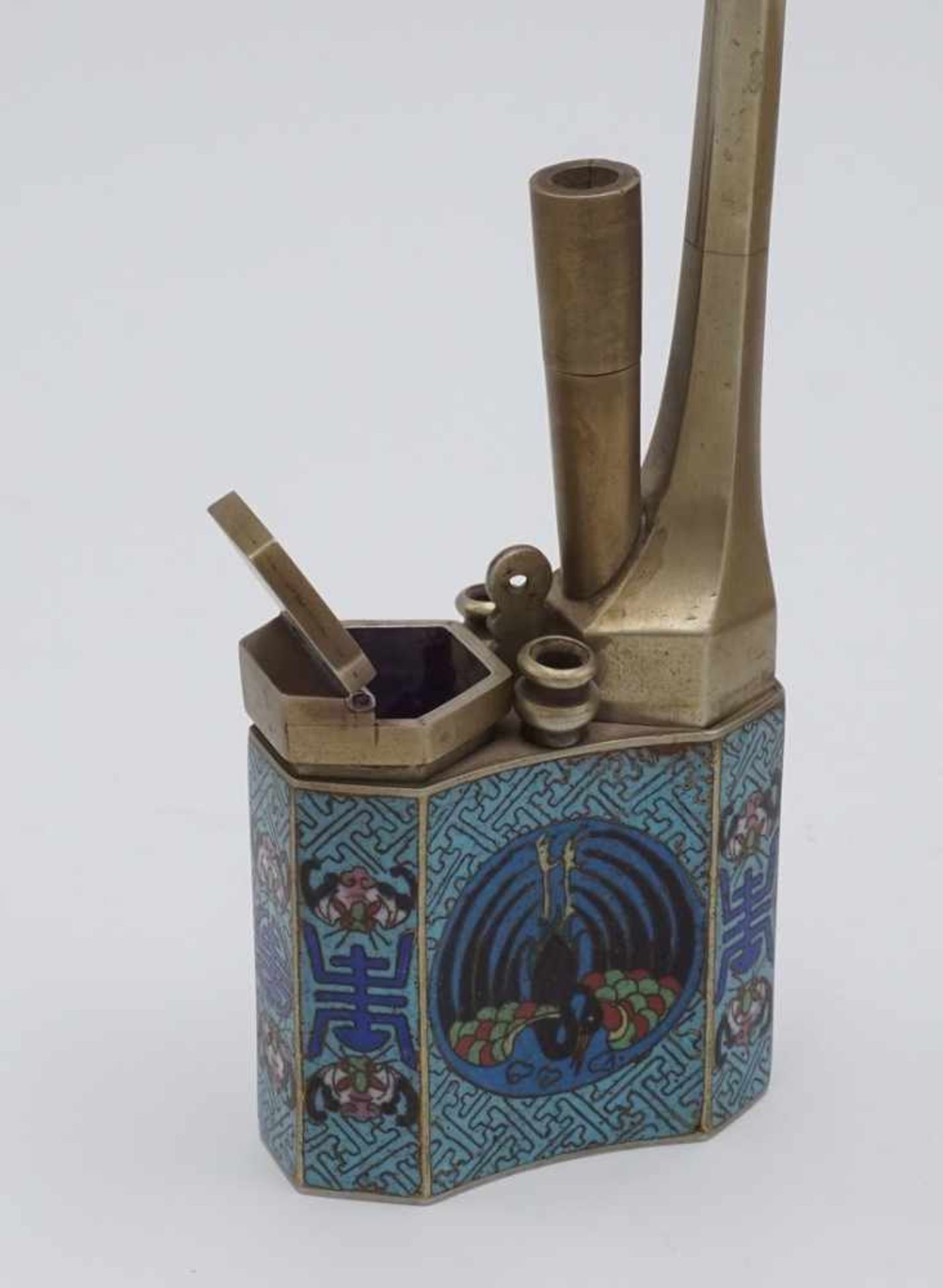 Opiumpfeife und Rotlackdose, China, 1. Hälfte 20. Jh.Neusilber, rechteckiger Pfeifenkorpus mit - Bild 2 aus 6