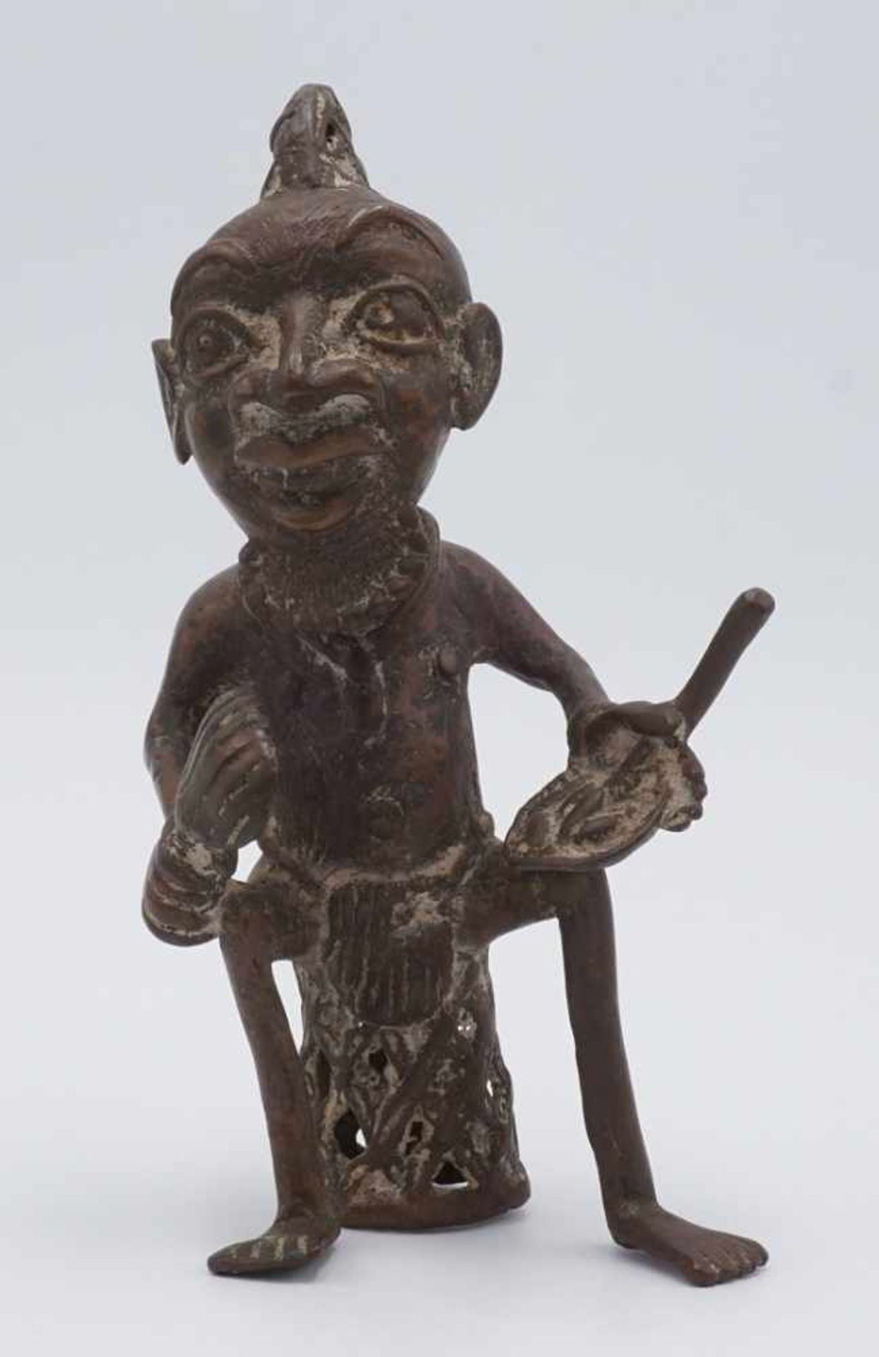 Moderner afrikanischer Mann mit Fächer und PfanneBronze, 2. Hälfte 20. Jh., unsigniert, - Image 2 of 4