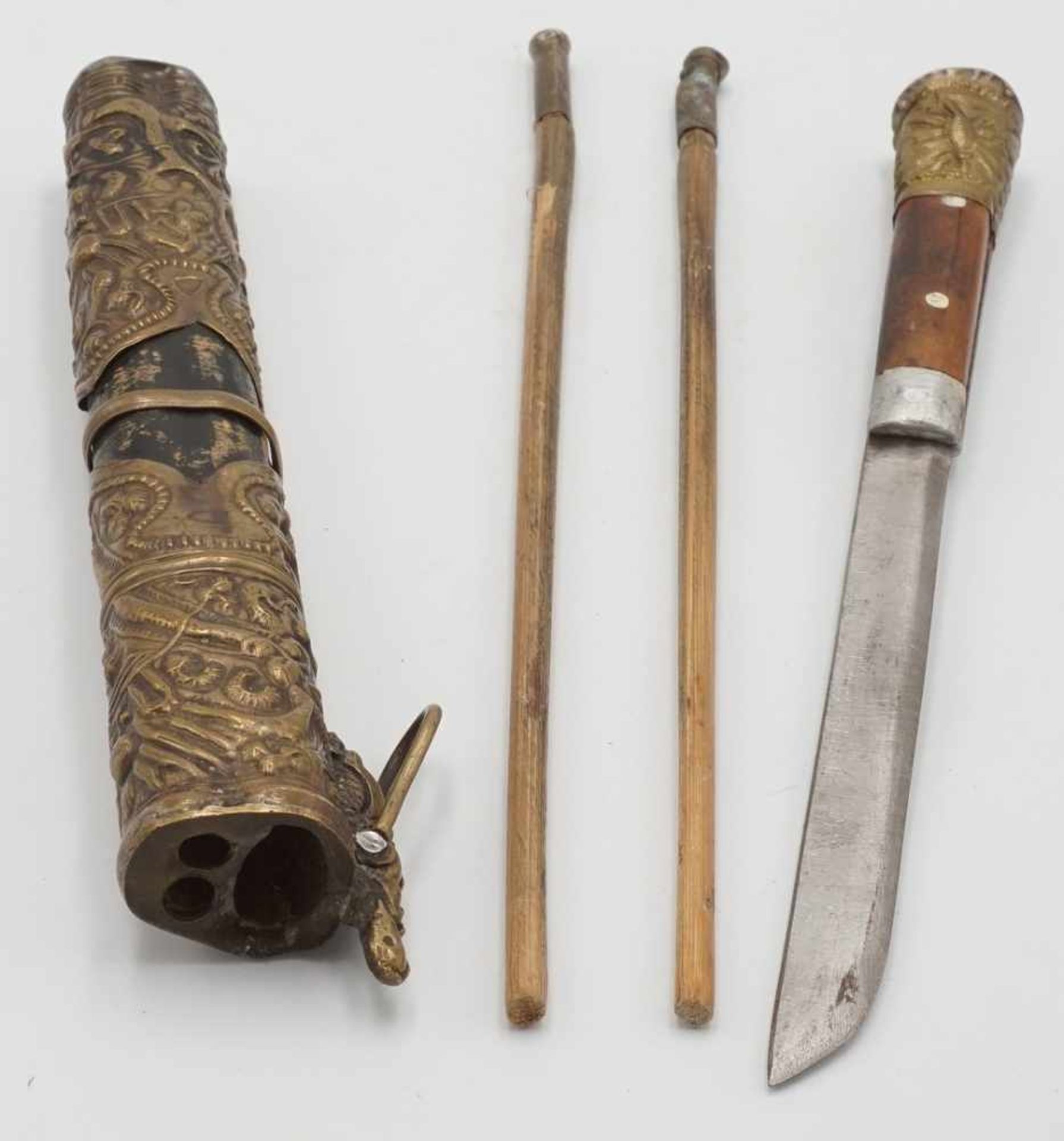 Essbesteck, Tibet, 1. Hälfte 20. Jh.Messer und zwei Stäbchen im metallbeschlagenem Etui, altersgemäß