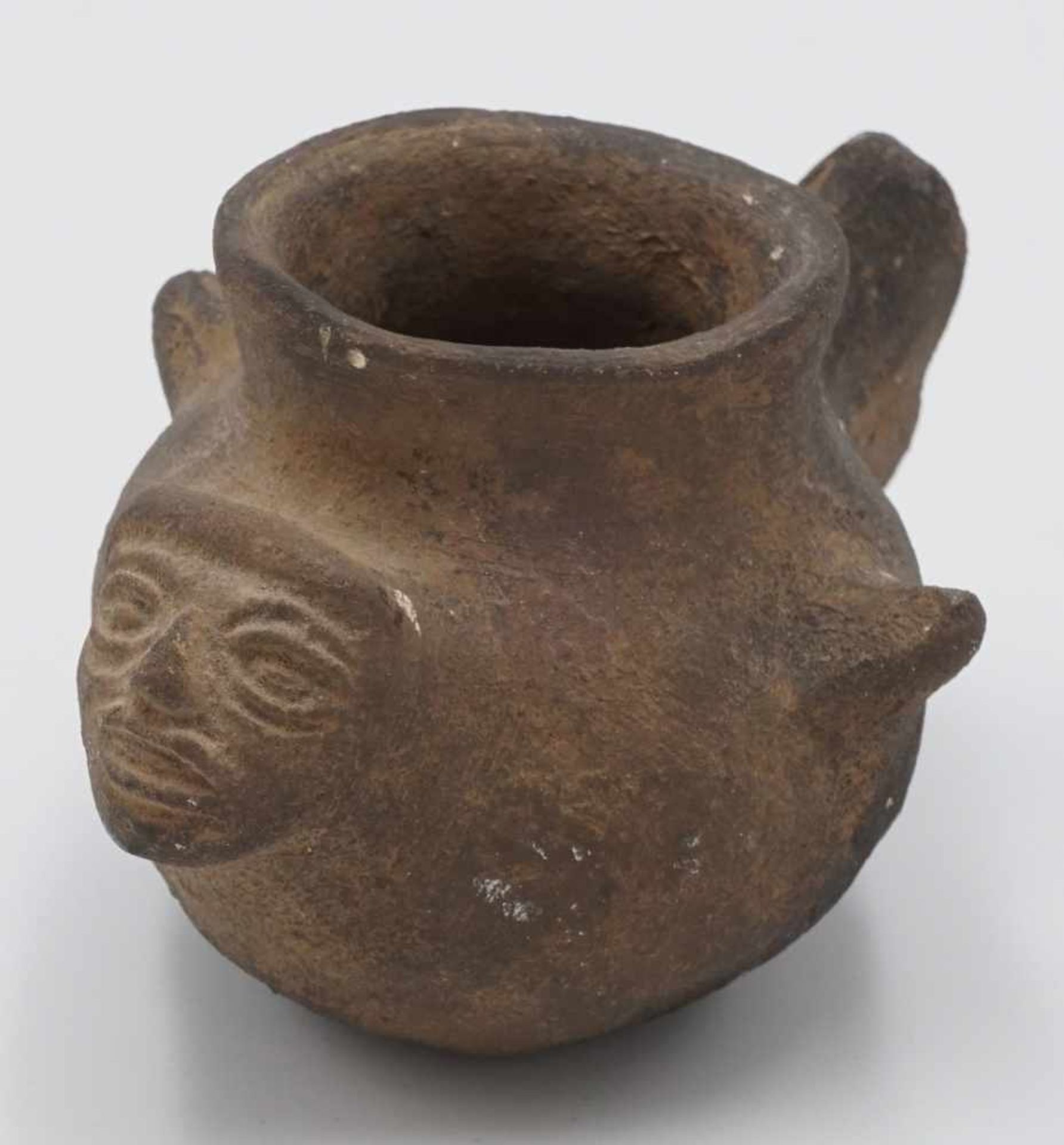Keramik Kugelgefäß, präkolumbischTerrakotta, mit Maske auf der Vorderseite, hinten ein Schwanz an