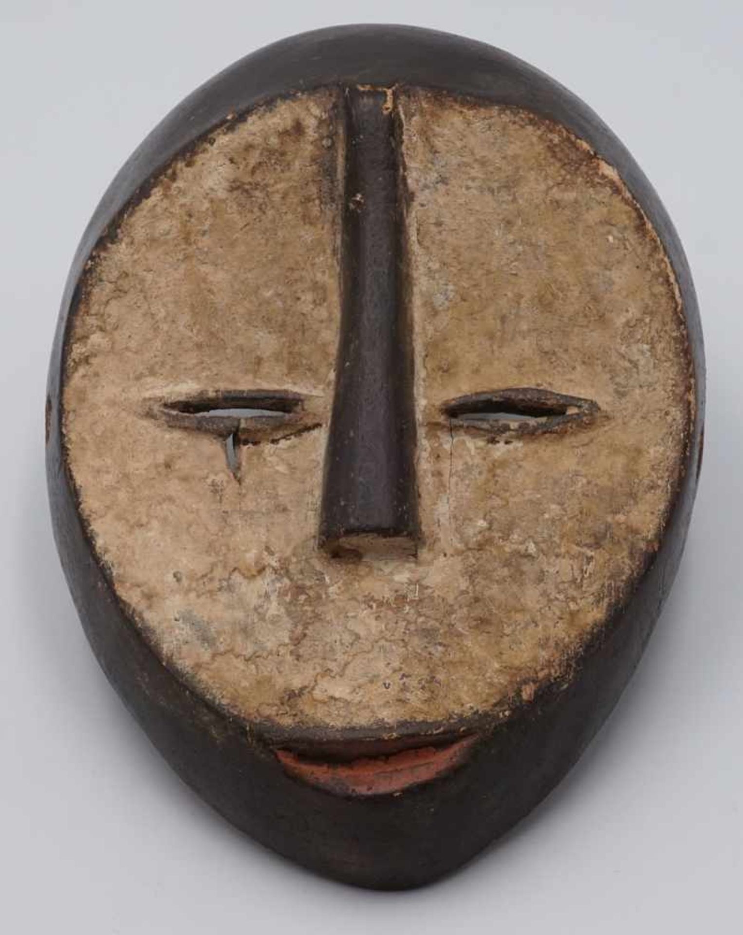 Maske der Punu, Gabun, 20. Jh.Holz, kleine Maske, weiß gefasst mit Kaolin, altersgemäß guter