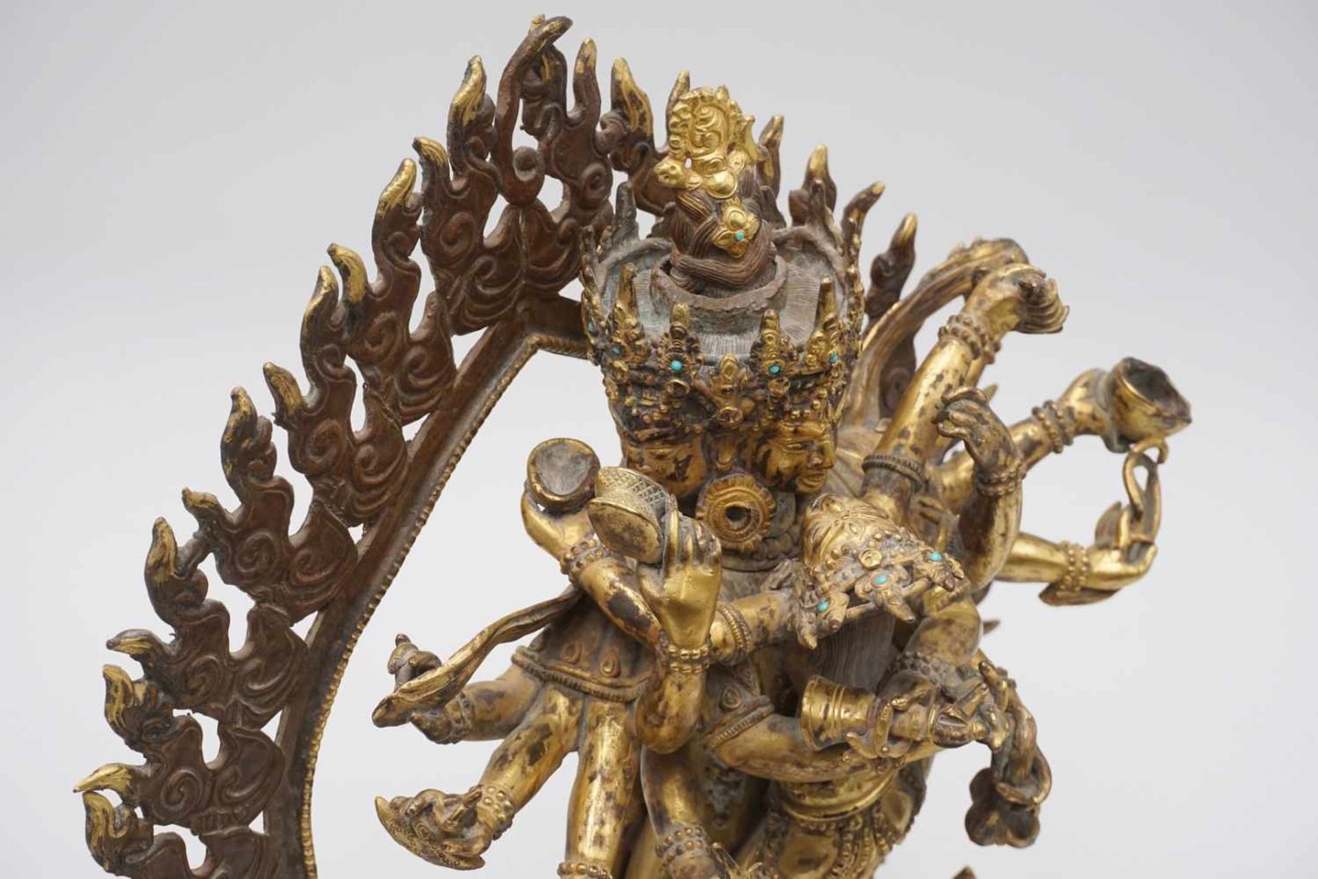 Chakrasamvara mit seiner Weisheitspartnerin Vajravarahi, Tibet / Nepal, 19. Jh.Kupferbronze, - Bild 8 aus 9