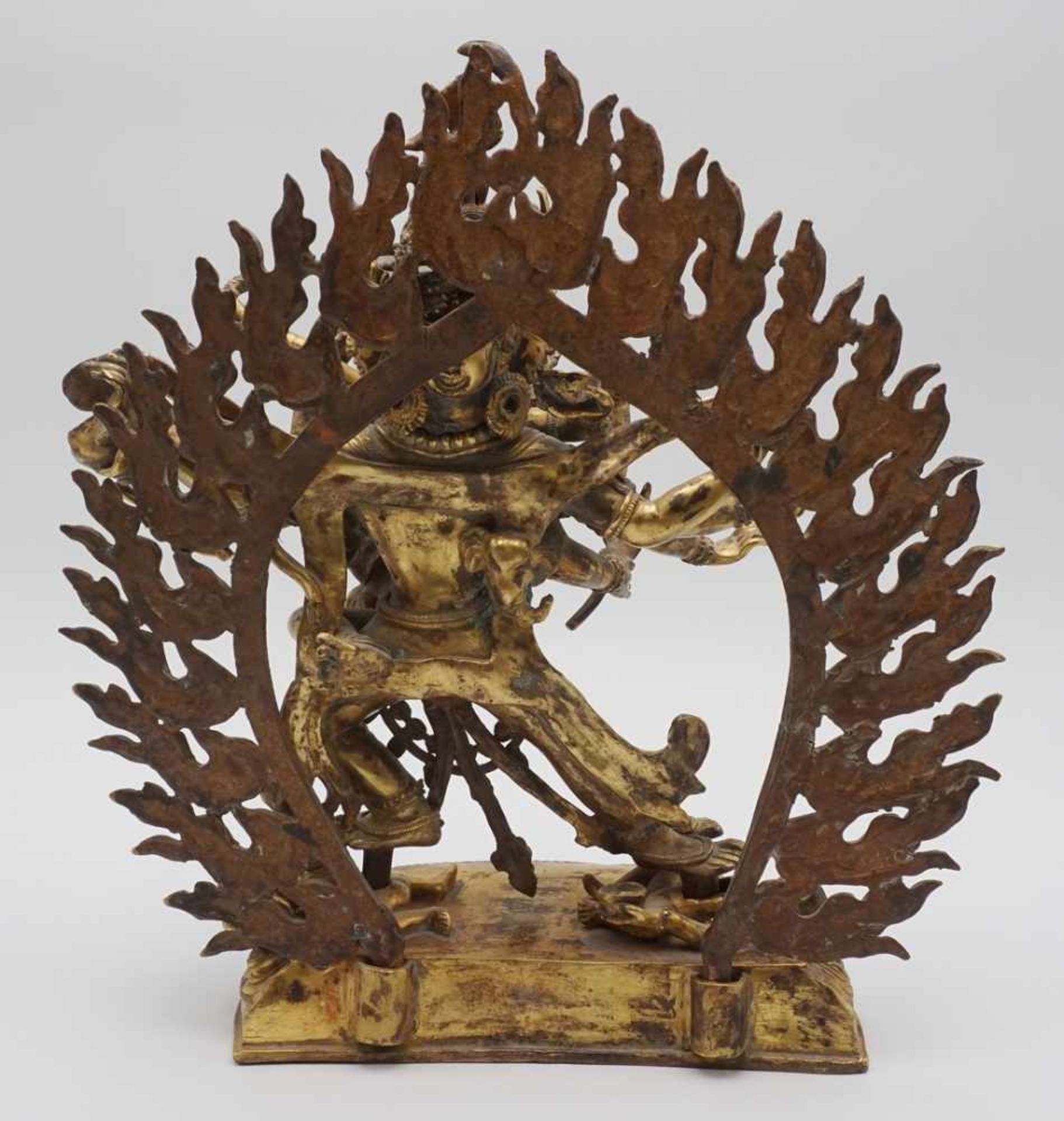 Chakrasamvara mit seiner Weisheitspartnerin Vajravarahi, Tibet / Nepal, 19. Jh.Kupferbronze, - Bild 2 aus 9