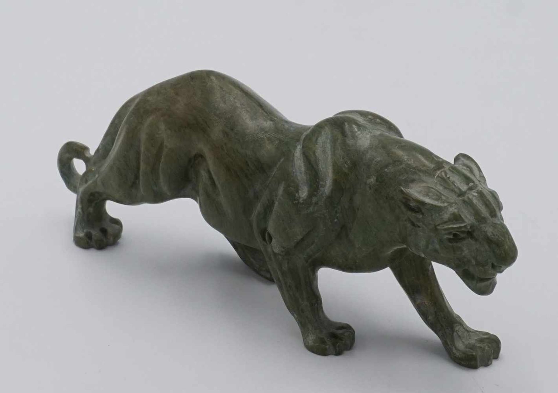 Löwin aus Greenstone, Südafrika, 2. Hälfte 20. Jh.grüner Nephrit, am Bauch monogrammiert "K.S", fein