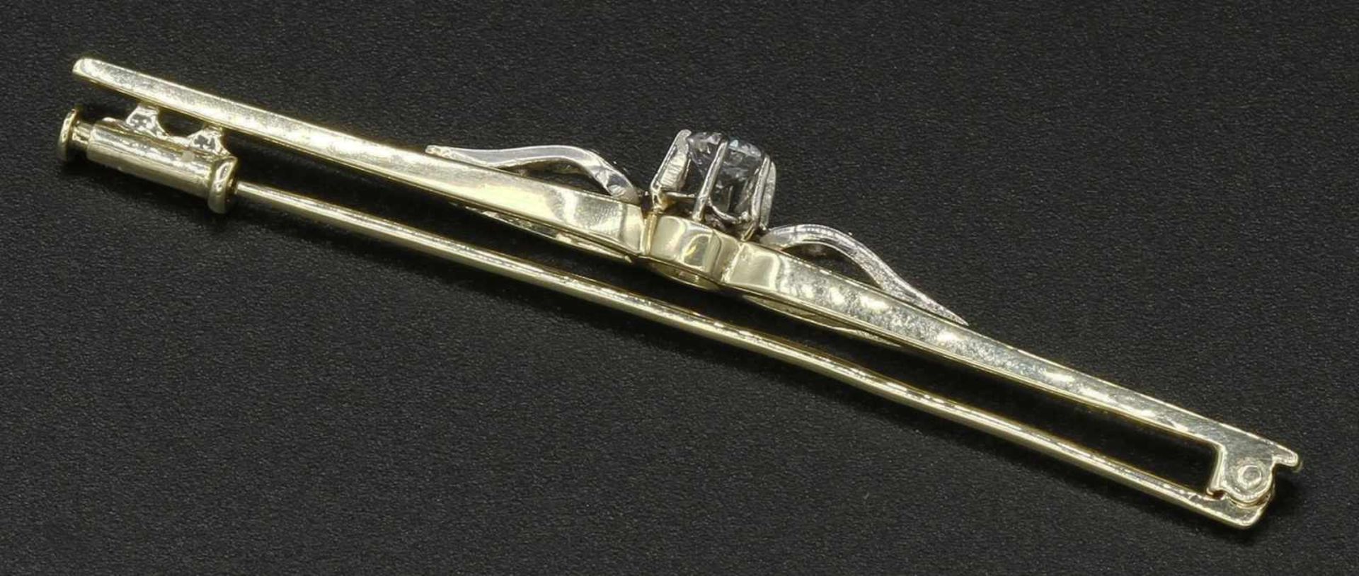 Stab-Brosche mit Brillant und Diamanten585/- Gelbgold, ein 0,2 ct Brillant (TW/VSI) - Bild 2 aus 2