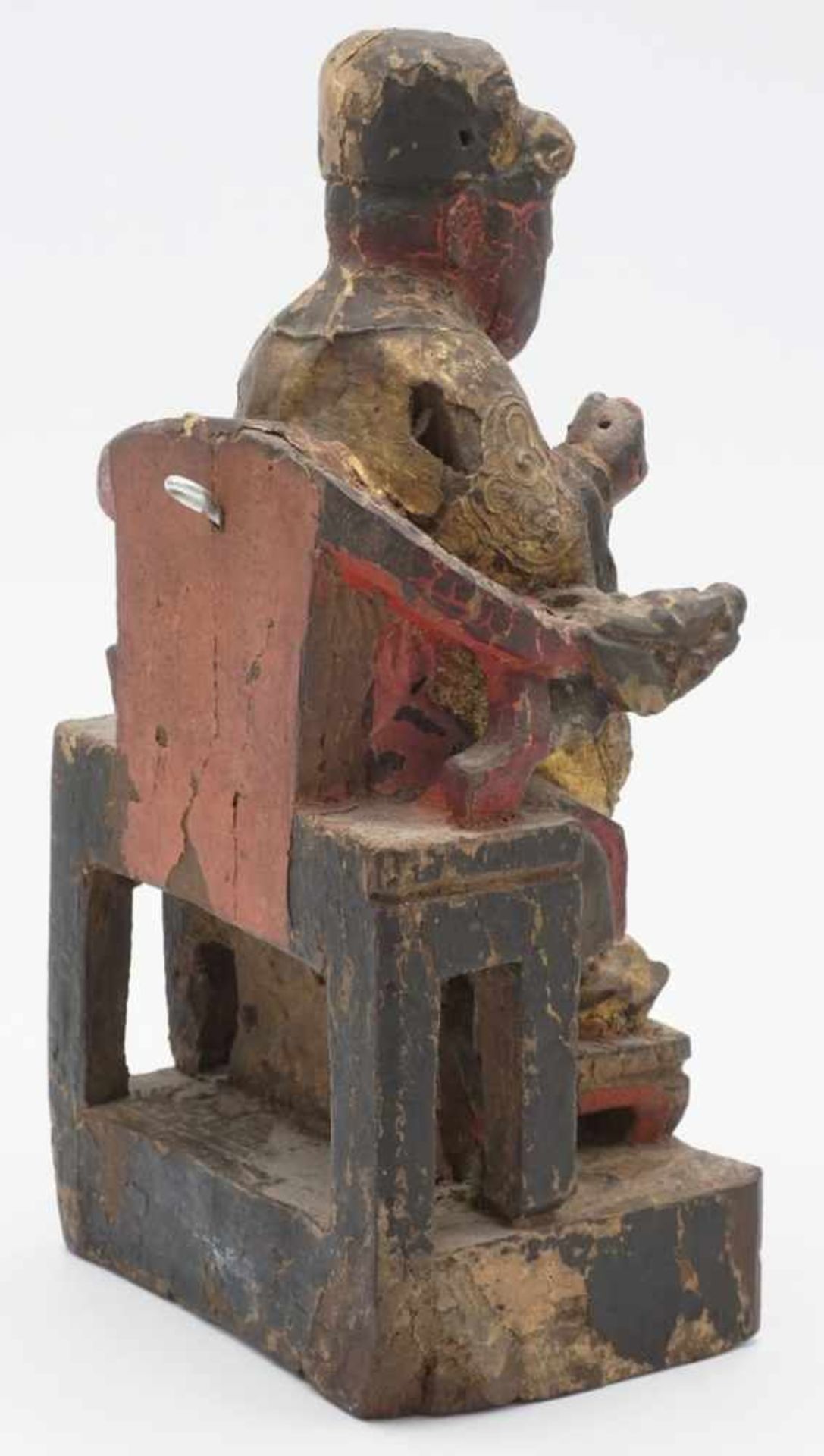 Sitzender Beamter, China, 19. Jh.Holz, geschnitzt, polychrom und gold gefasst, altersgemäß guter - Bild 4 aus 5