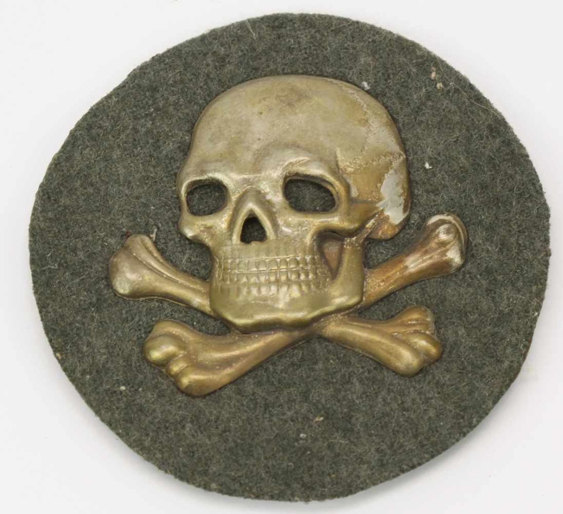 Flammenwerferabzeichen I. WeltkriegMetallplatte mit Filz, aufgelegter Totenkopf, hinten drei