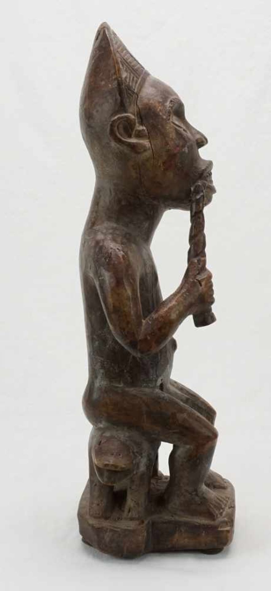 Vili Würdenträger, Gabun, DR Kongo, 20. Jh.Holz, König auf Thron sitzend, in der rechten Hand eine - Image 3 of 5
